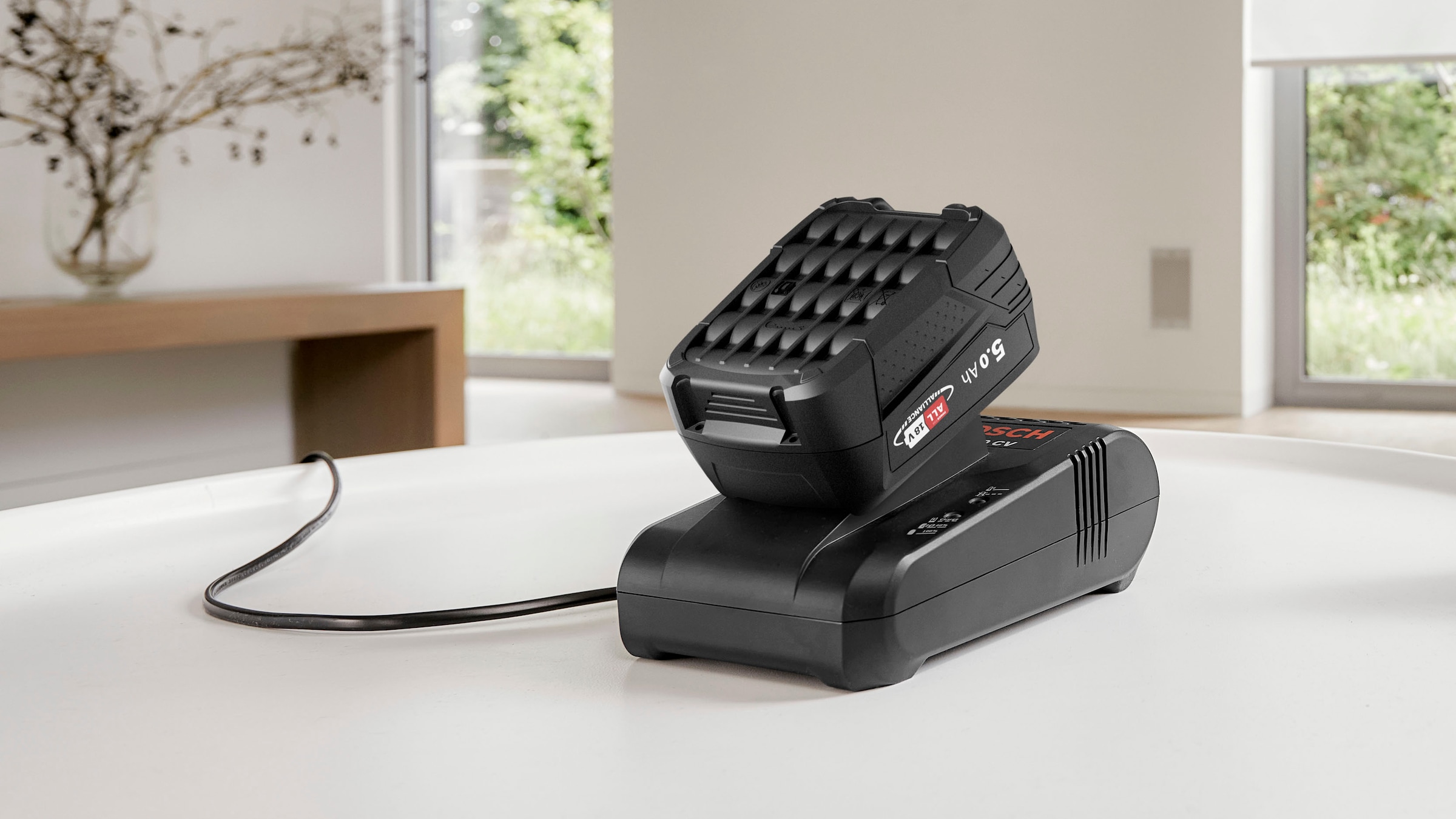 BOSCH Akku-Stielstaubsauger »Unlimited 8 Gen2 BSS825MULT, HEPA-Filtersystem, 10 Jahre Motorgarantie«, 5 Ah Akku, lange Laufzeit, Schnellladegerät, Hartboden-Softdüse, grau