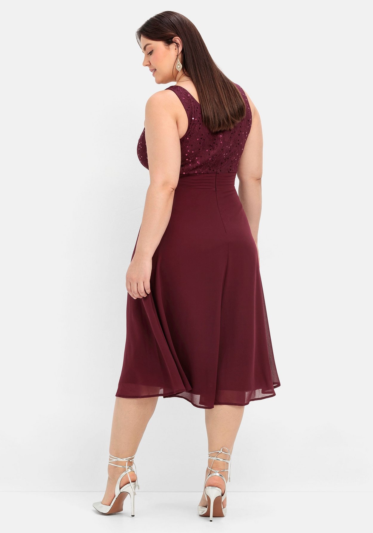 Sheego Cocktailkleid »Abendkleid mit Spitze und Pailletten«, mit Spitze und Pailletten