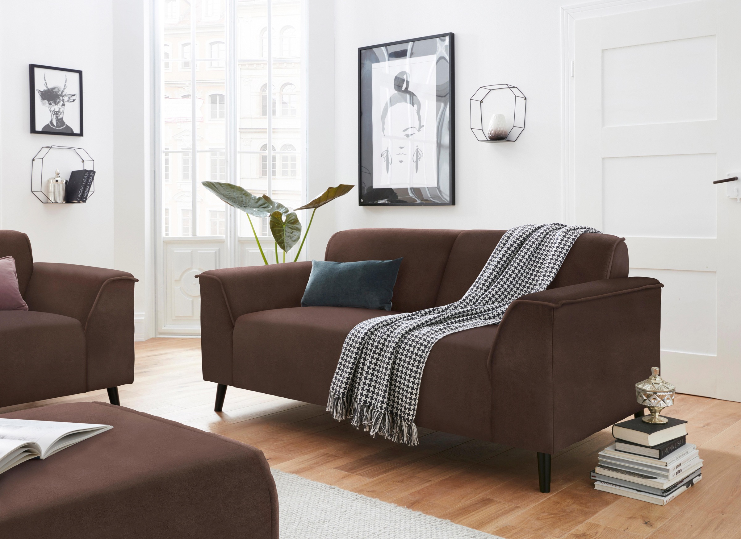 DOMO collection 2-Sitzer »Amora, inklusive komfortablem Federkern für mehr Sitzkomfort« Komfortsitzhöhe 47cm, elegante Armlehnen und hoher Fuß