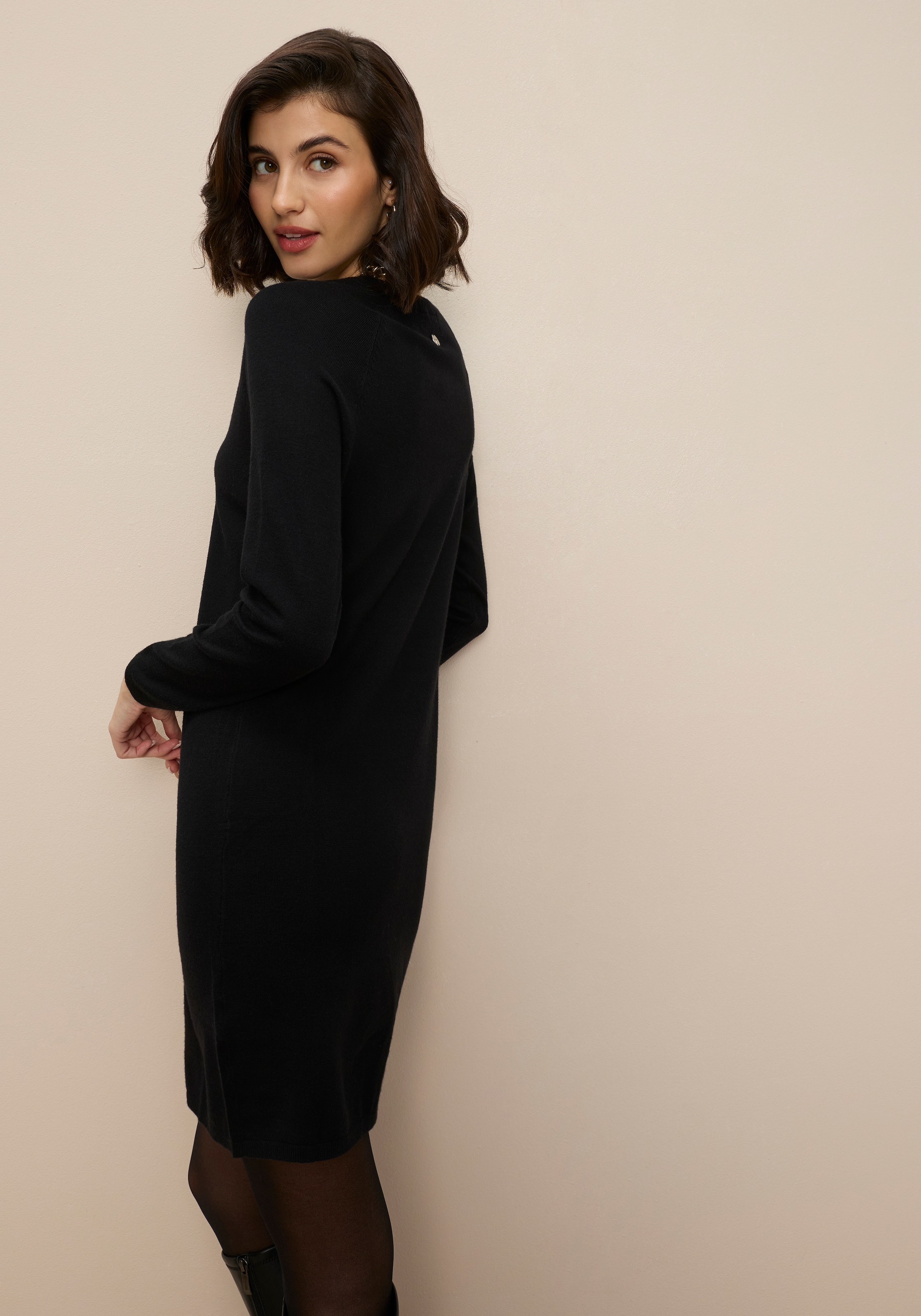 Tamaris Strickkleid »mit figurumspielender Passform« lässiges Mini-Kleid aus Viskosemischung