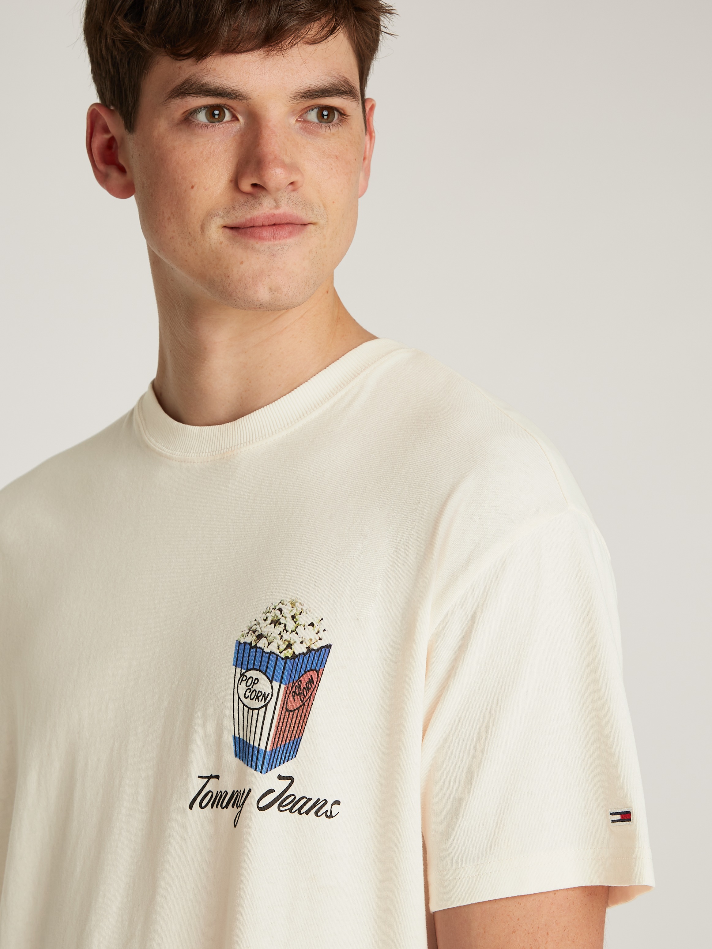 Tommy Jeans T-Shirt »TJM RLX NOVELTY 2 GMD TEE«, mit großem Logo am Rücken
