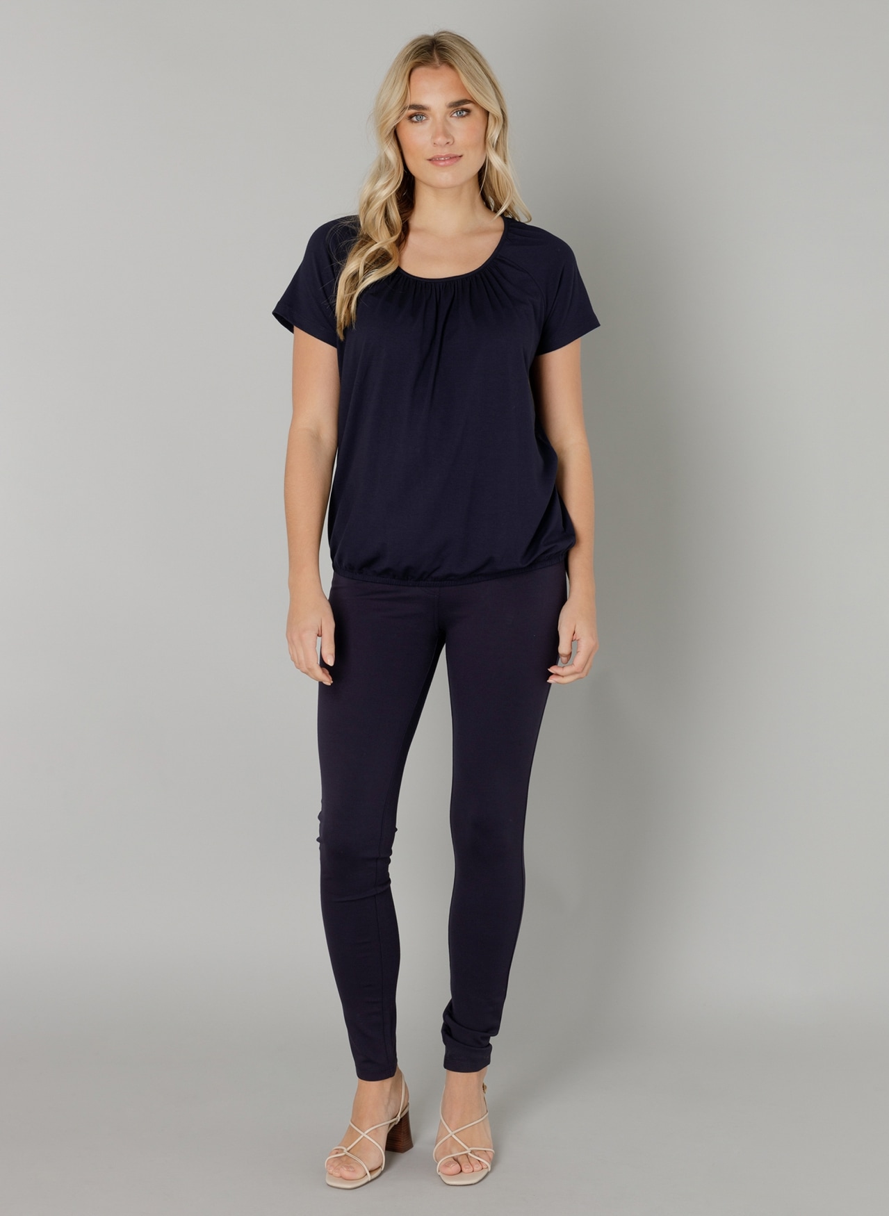 Base Level T-Shirt »Yona«, mit Raffung am Ausschnitt und elastischem Bund