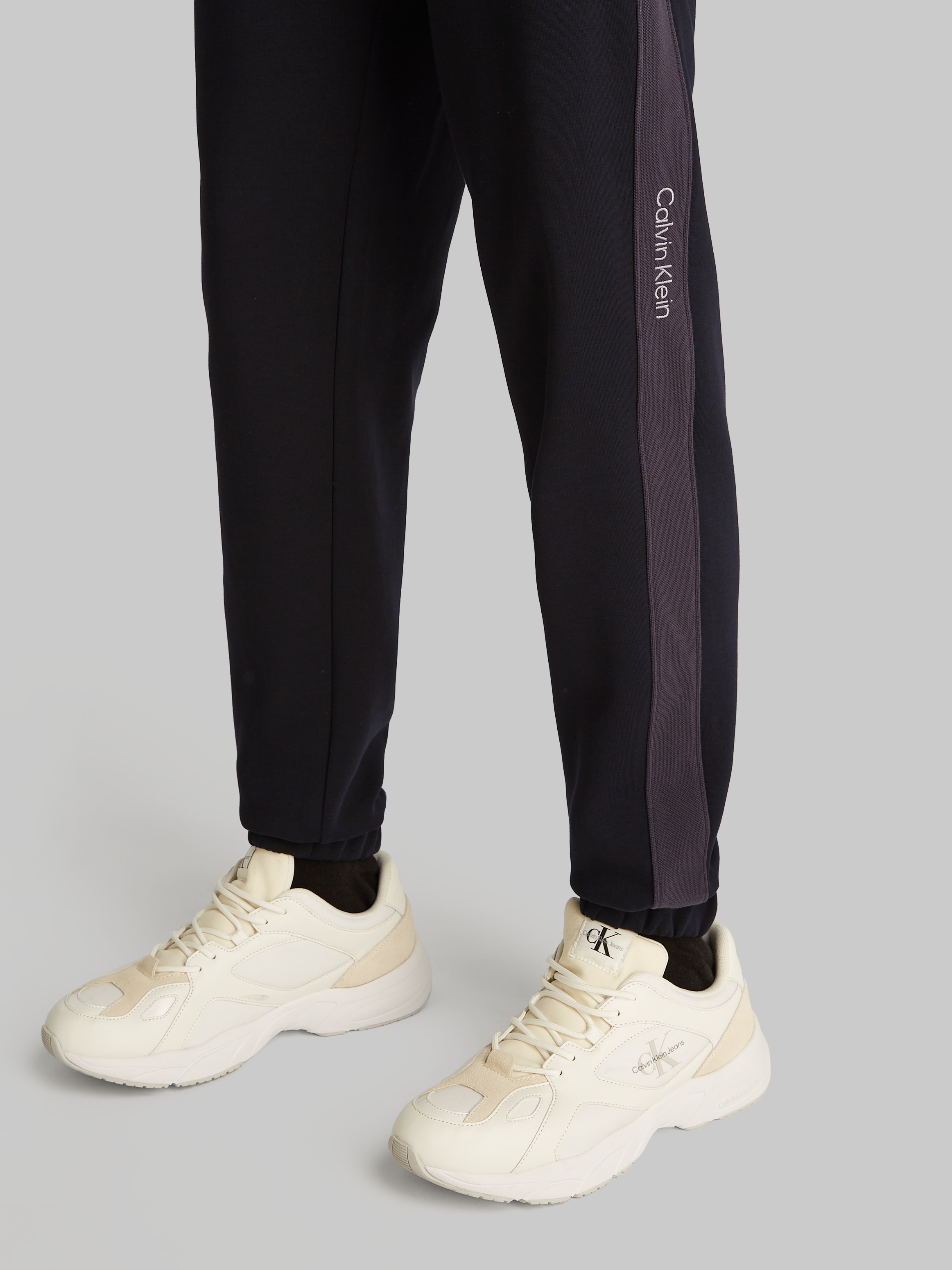 Calvin Klein Jeans Sweathose »LOGO TAPE SWEATPANT«, mit Logobändern
