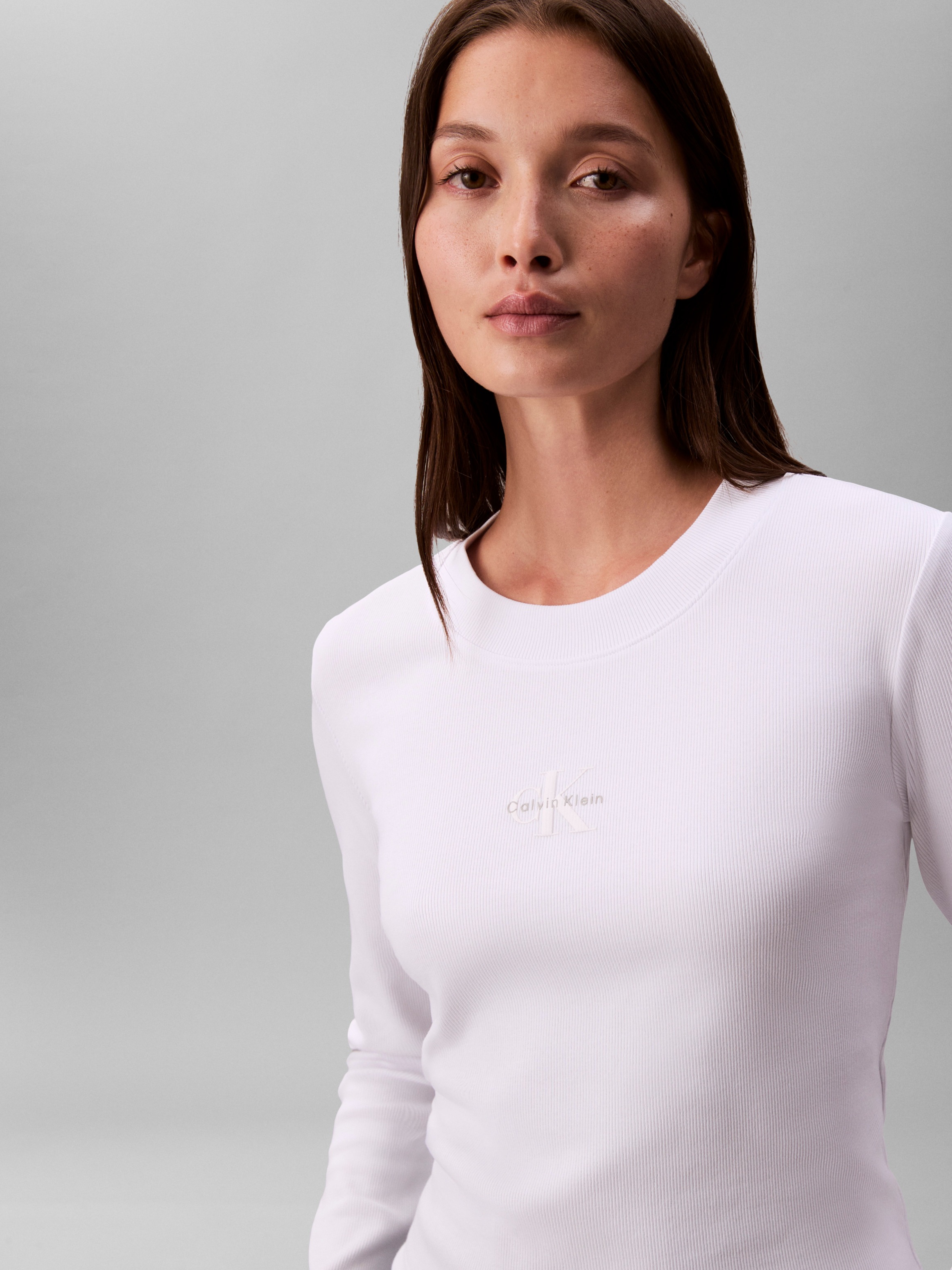 Calvin Klein Langarmshirt Rundhalsausschnitt, figurbetonte Passform, Logodruck