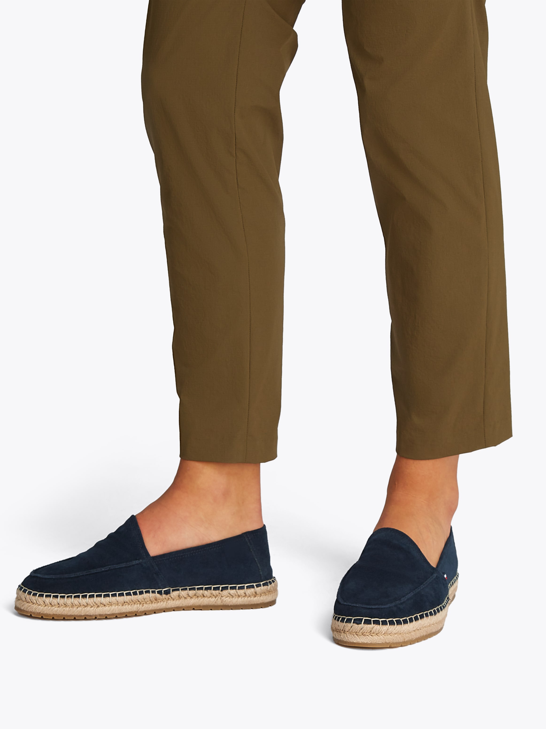 Tommy Hilfiger Espadrille »HILFIGER FLEX ESPA SUEDE LOAFER«, Sommerschuh, Schlupfschuh, Slipper mit Bastbezug am Plateau