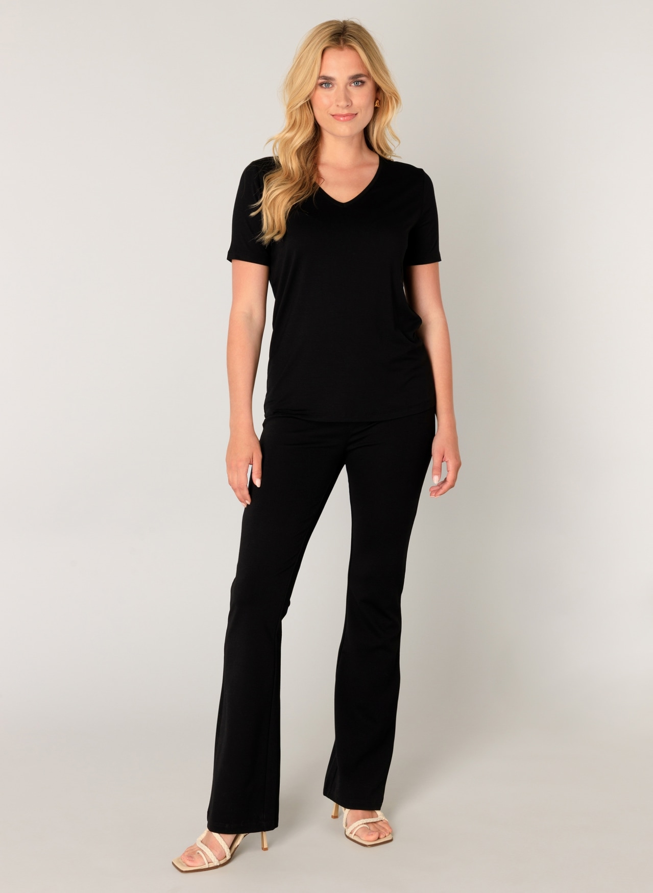 Base Level T-Shirt »Yanic«, mit V-Ausschnitt