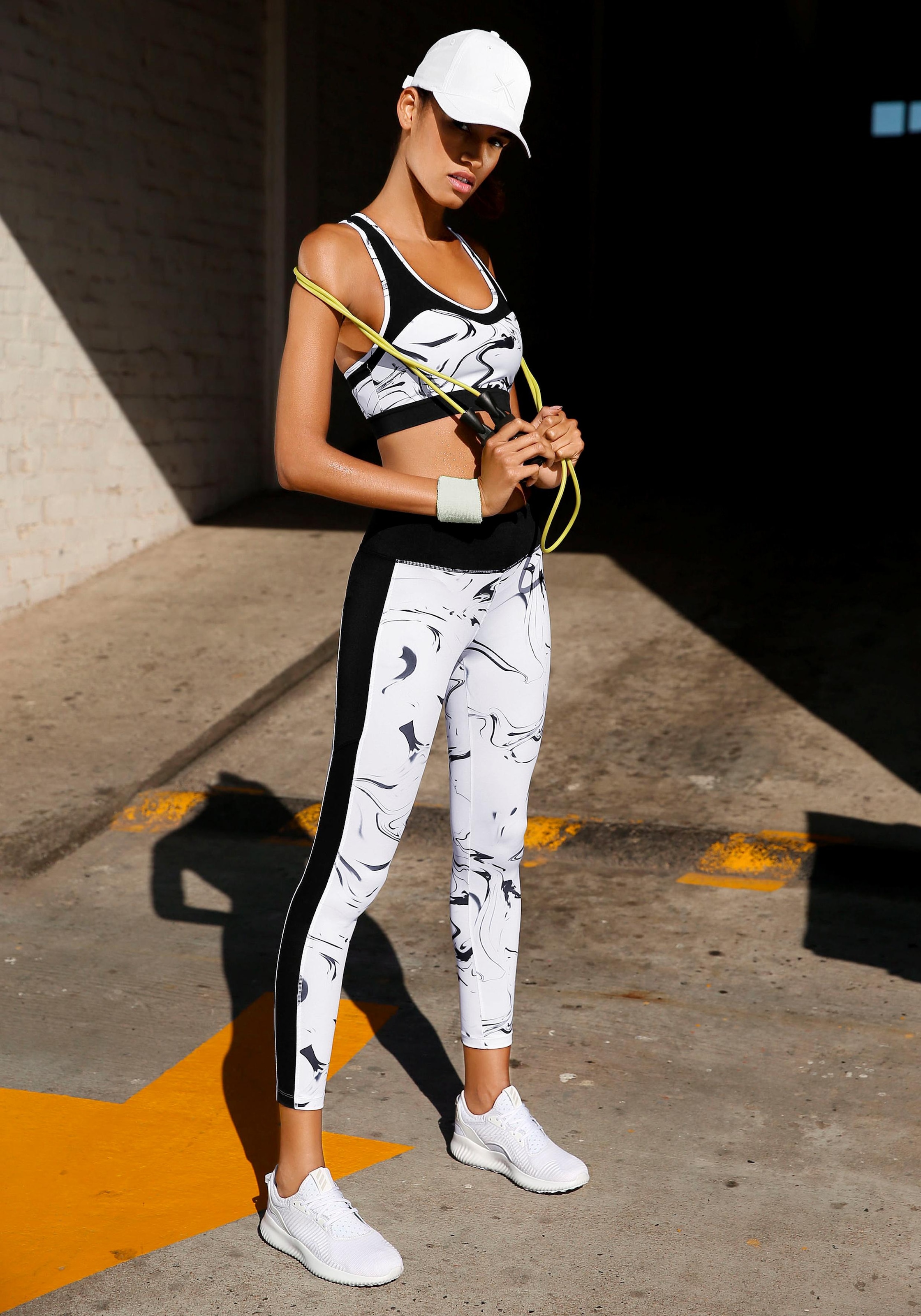 LASCANA ACTIVE Funktionsshirt »Black Marble«, Sporttop mit Racerback und Mesh