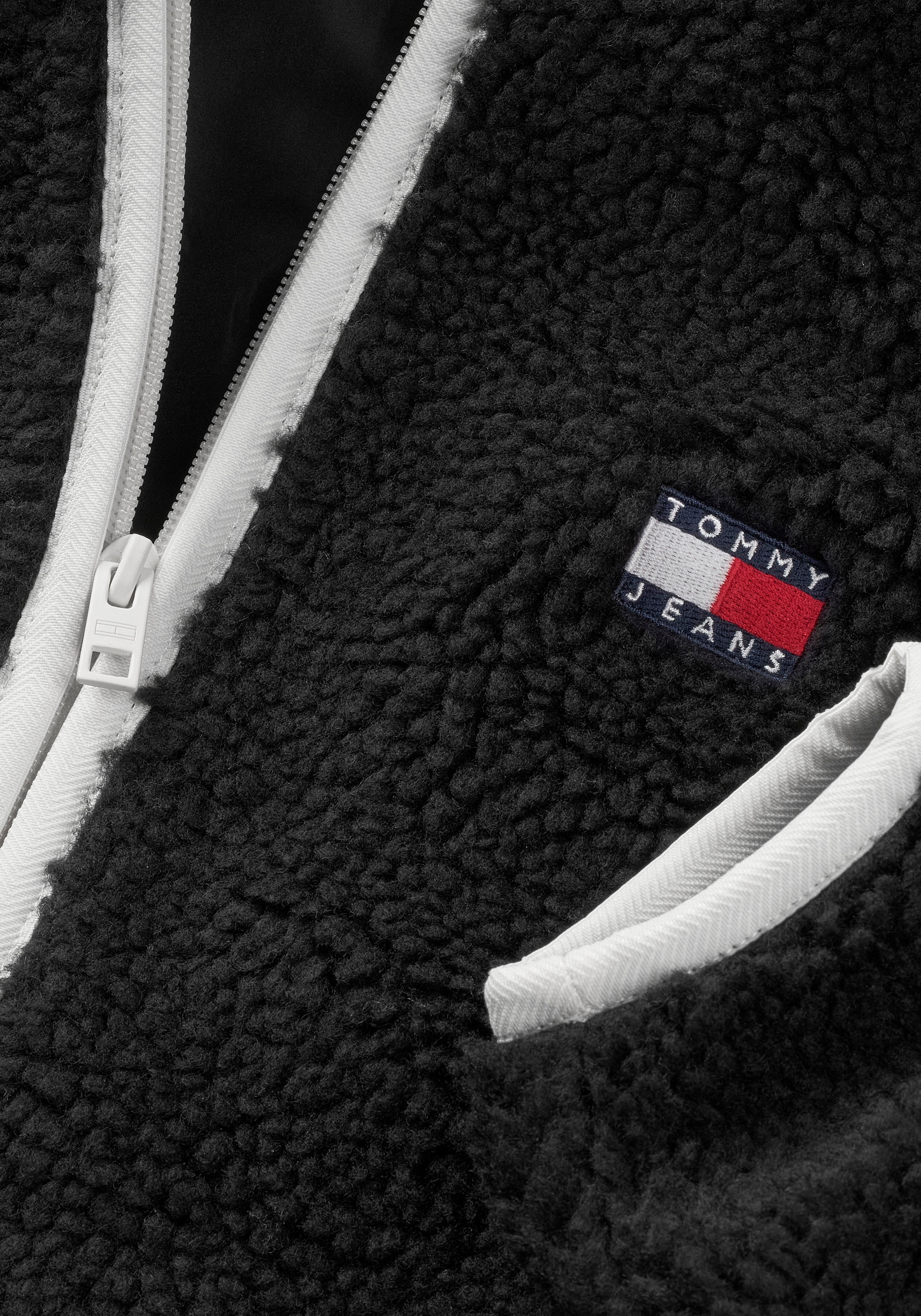 Tommy Jeans Plüschjacke »TJM REG BADGE TEDDY ZIP TRU EXT«, mit Kapuze, mit Logopatch, leicht überschnittene Schultern