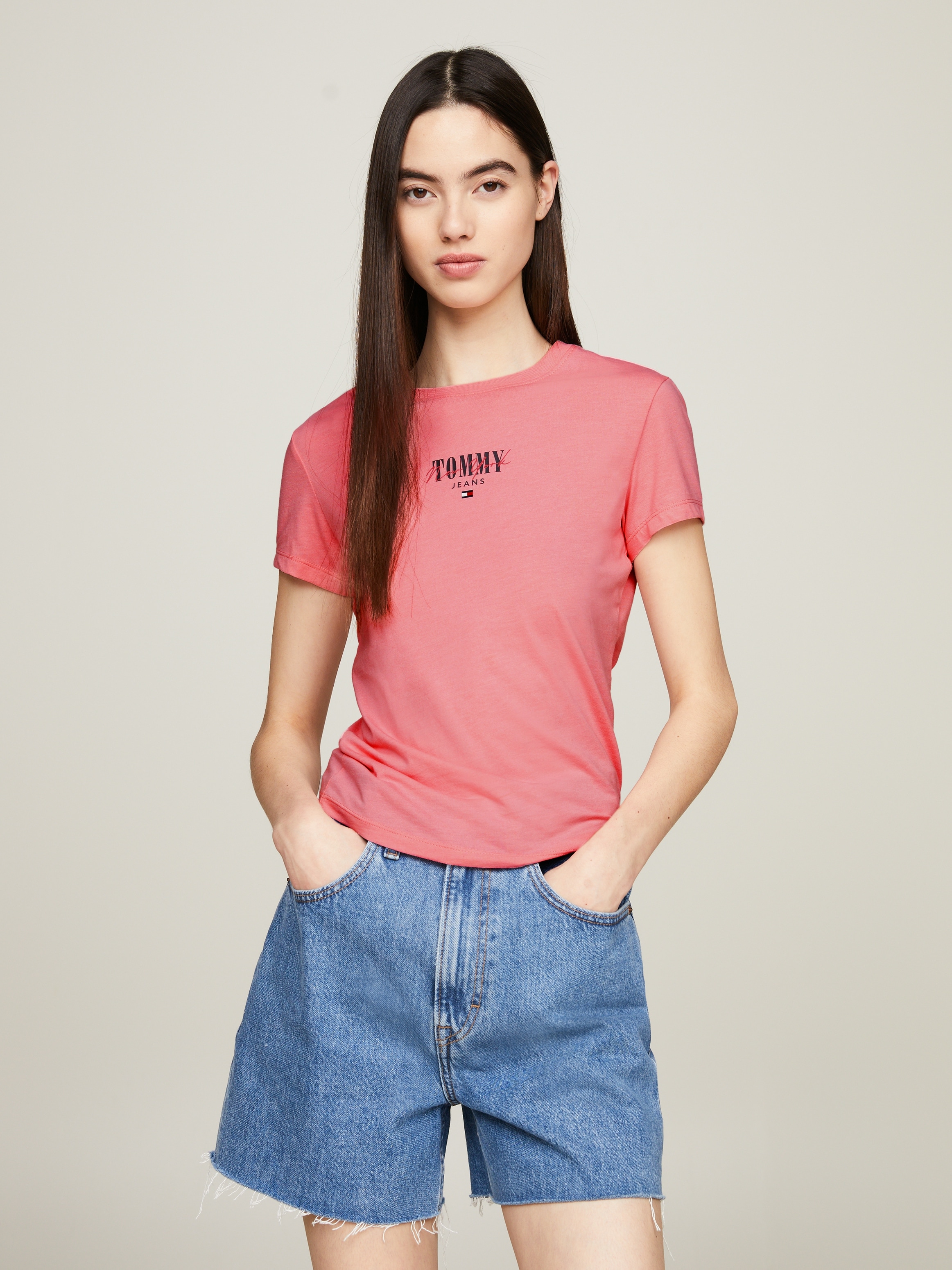 Tommy Jeans Rundhalsshirt »Rib Slim Essential Logo«, Rippshirt, feines Jersey Rippe, elastisch mit Tommy Jeans Logo