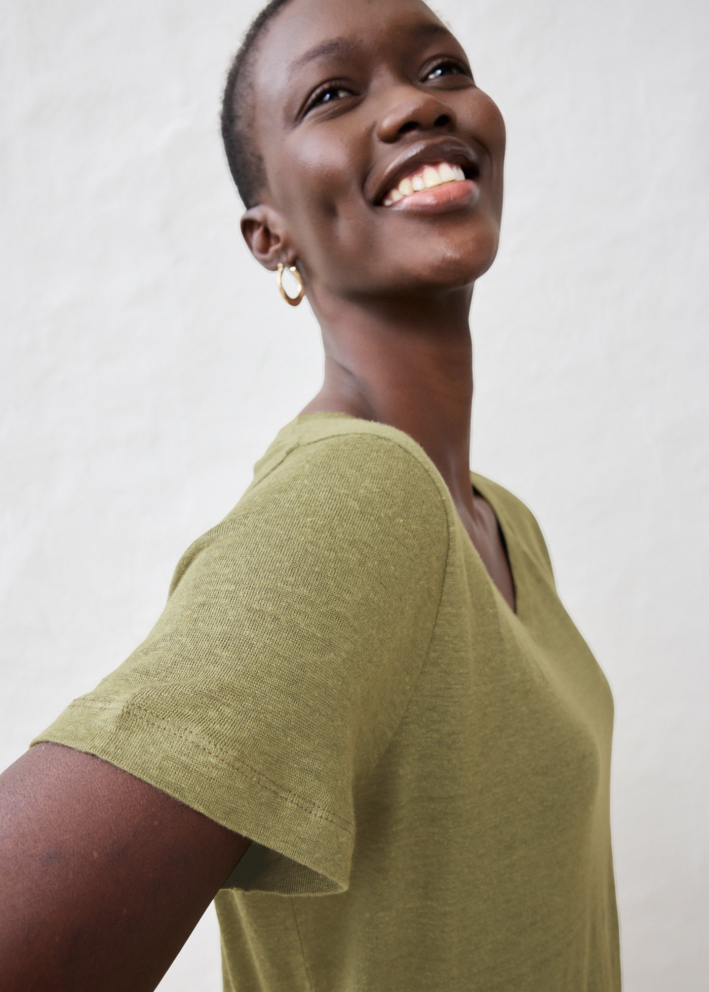 bonprix T-Shirt »Shirt aus reinem Leinen« figurumspielende Passform, Kurzarm, V-Ausschnitt, aus Leinen