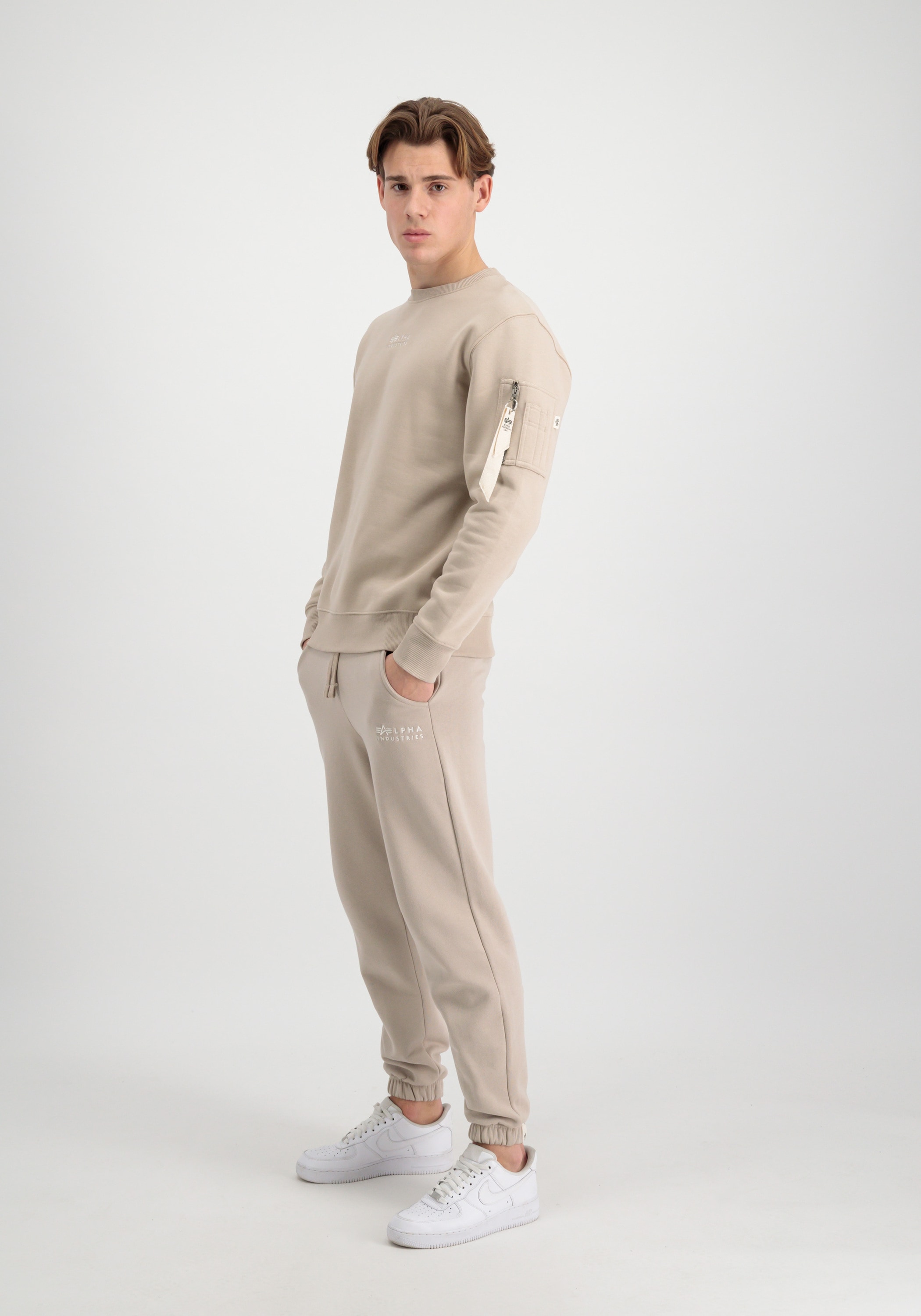 Alpha Industries Jogginghose »Alpha Industries Men - Jogger Organics EMB Regular Jogger«