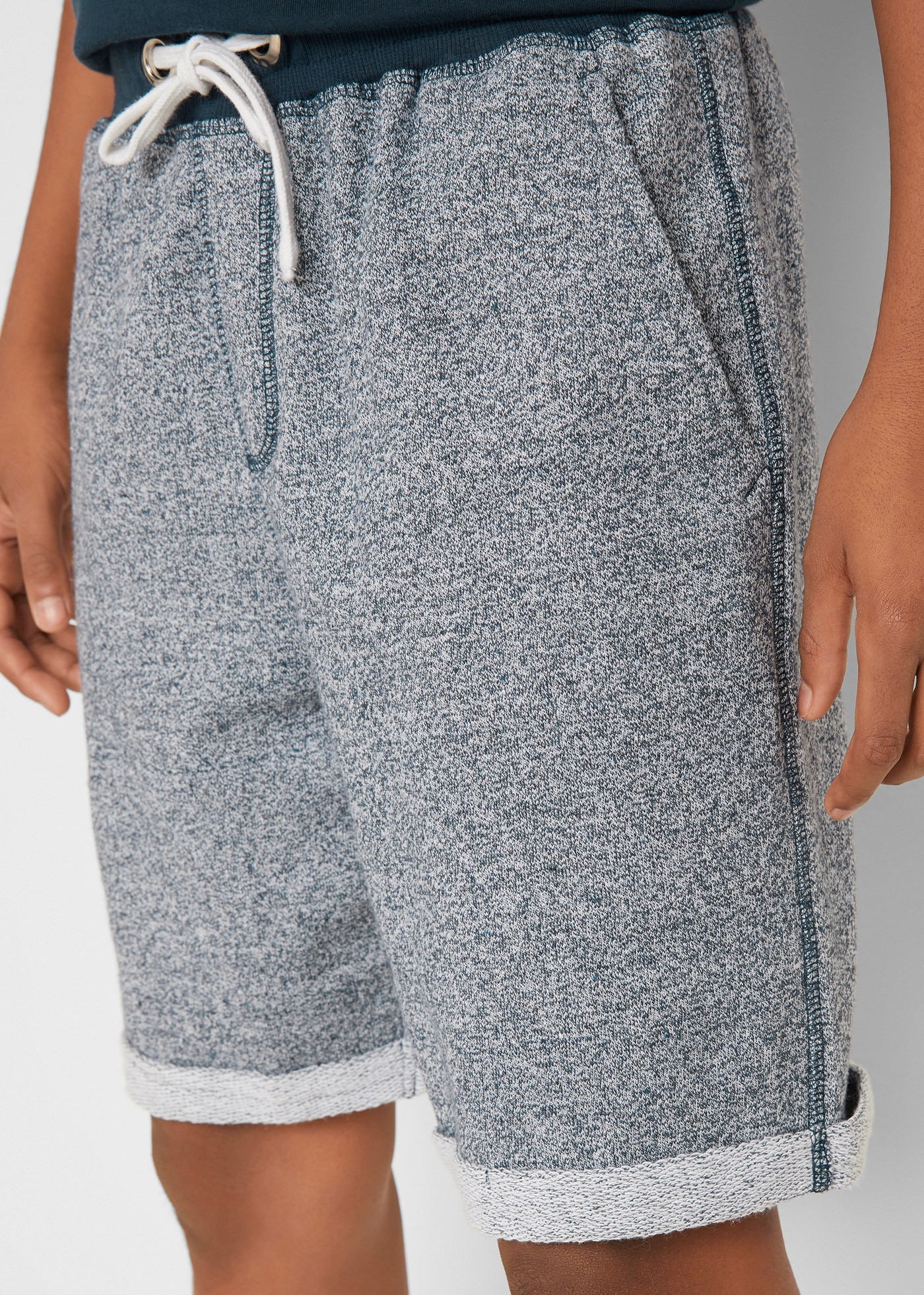 bonprix Sweatbermudas  aus Baumwolle und Polyester, lockere Passform, mit gekrempeltem Saum