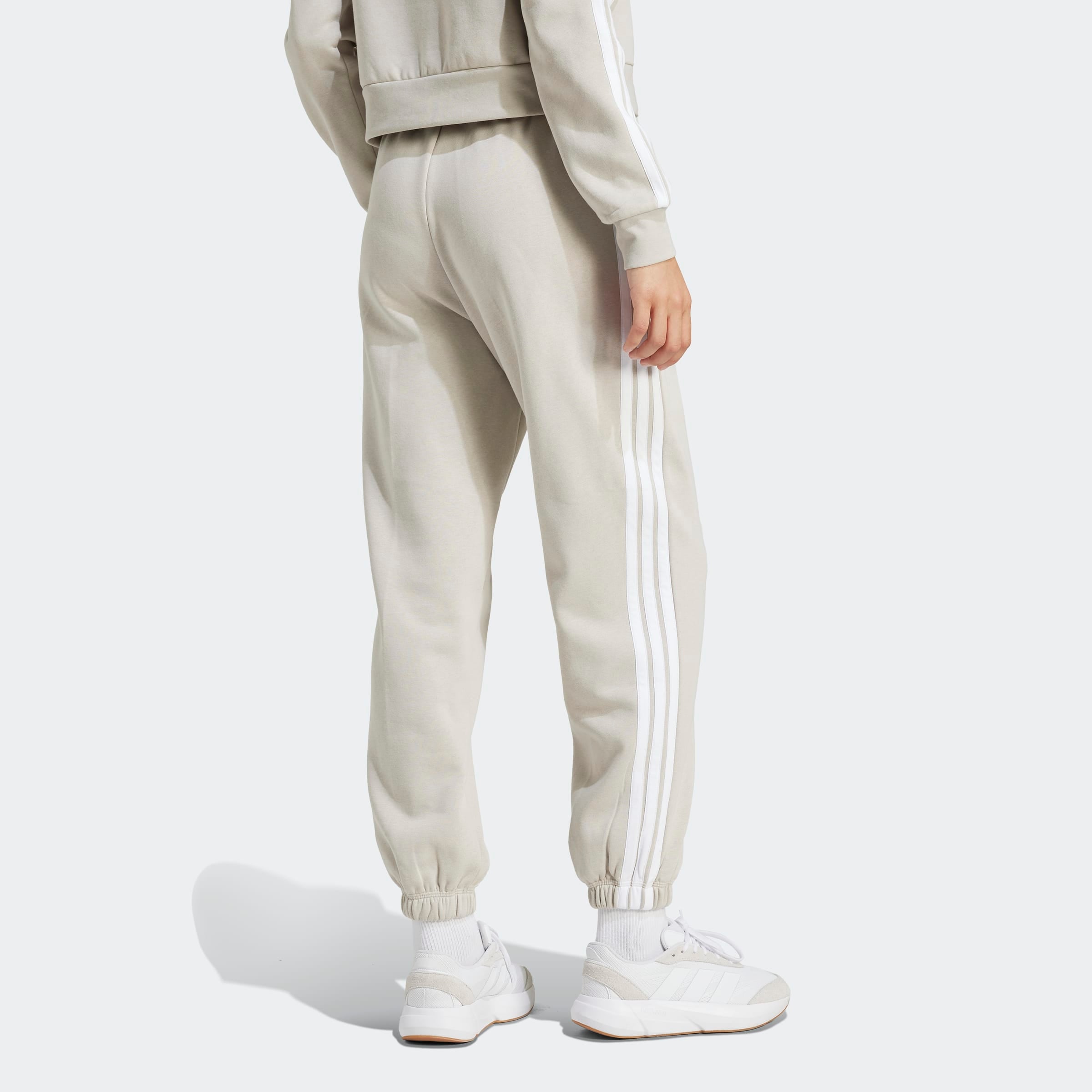 adidas Sportswear Sporthose »ESSENTIALS 3-STREIFEN LOOSE-FIT«  Locker geschnitten, mit schmal zulaufender Beinform