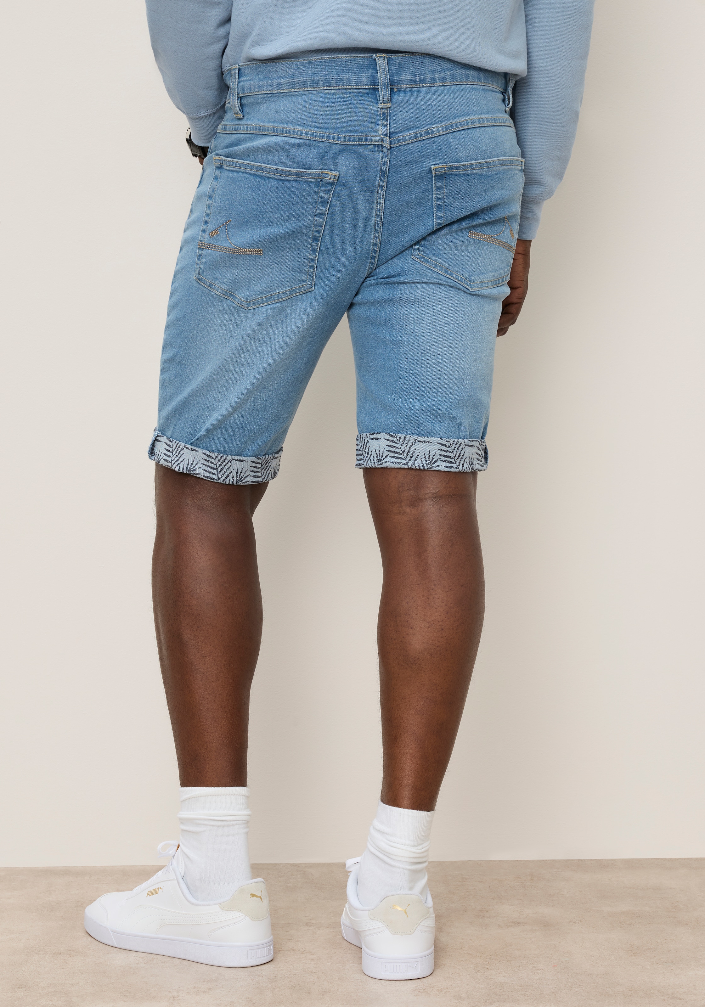 DELMAO Jeansshorts gerade geschnittene Beine, Regular-Fit, kniefreie Länge