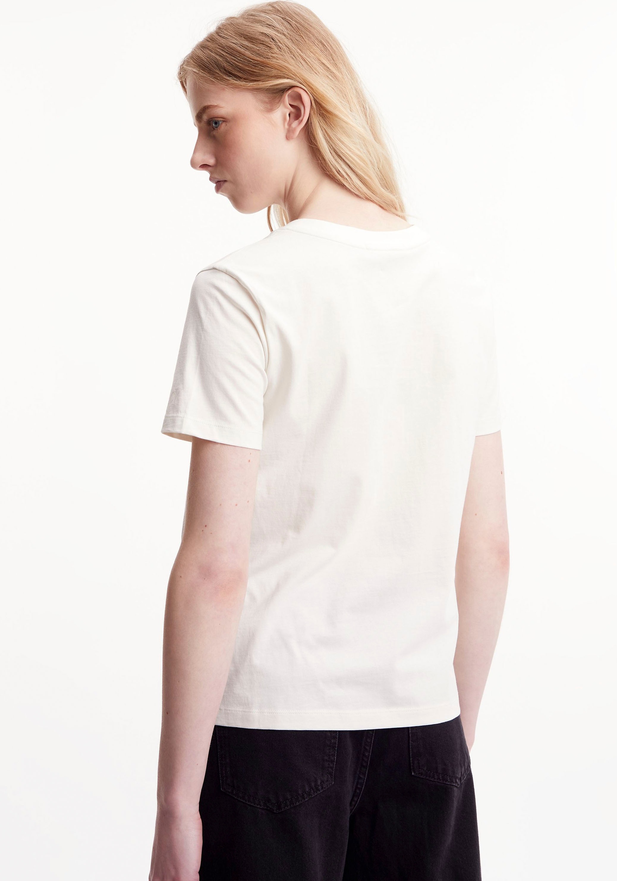 Calvin Klein griffigem Jerseymaterial (1 V-NECK »MICRO ♕ aus TEE«, T-Shirt MONOLOGO bei SLIM tlg.), Jeans