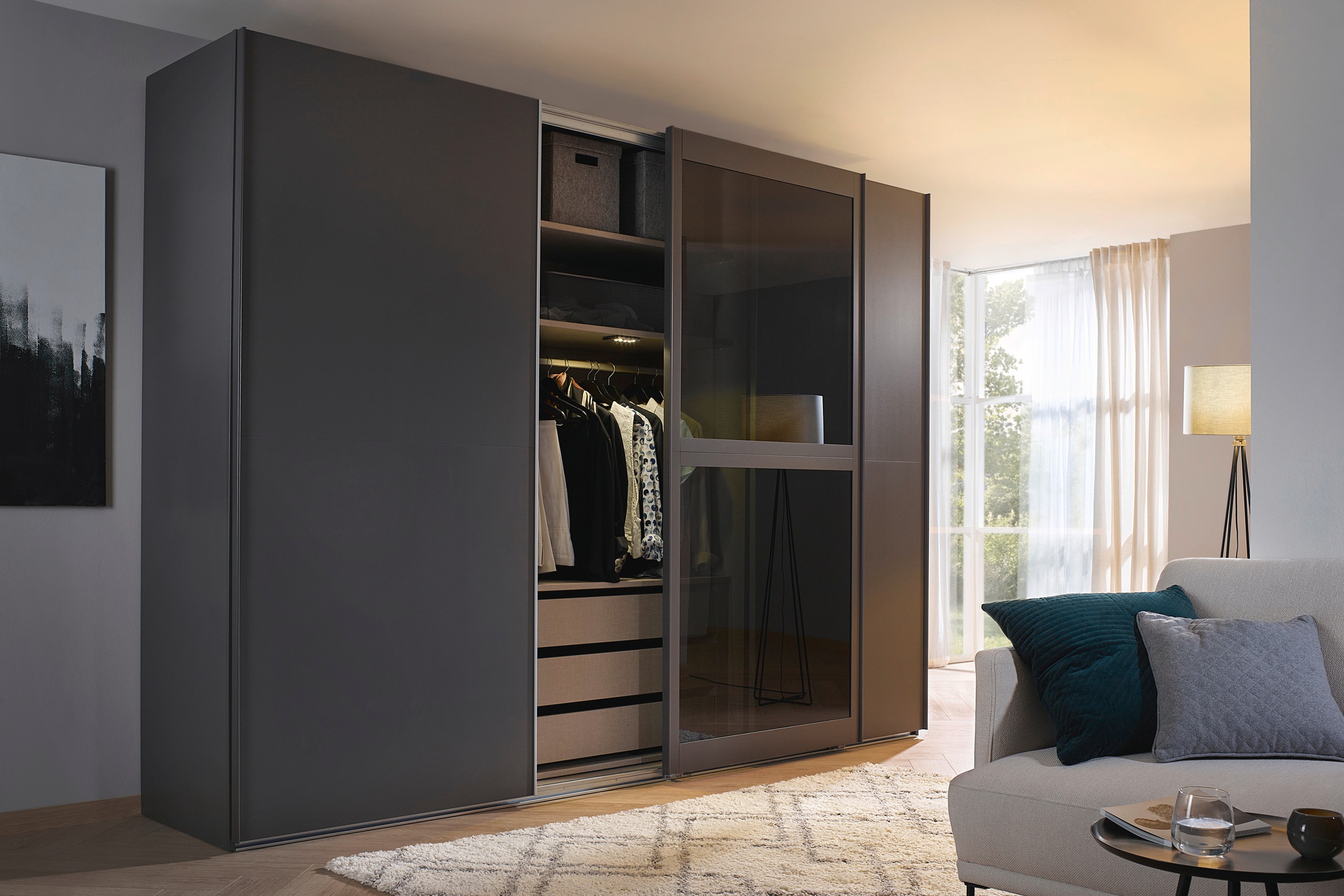 rauch Schwebetürenschrank »Kleiderschrank Schrank Garderobe Schlafzimmerschrank LUMIS«, (inkl. umfangreichem Zubehör), mit Glasrahmentüren aus transparentem Grauglas MADE IN GERMANY