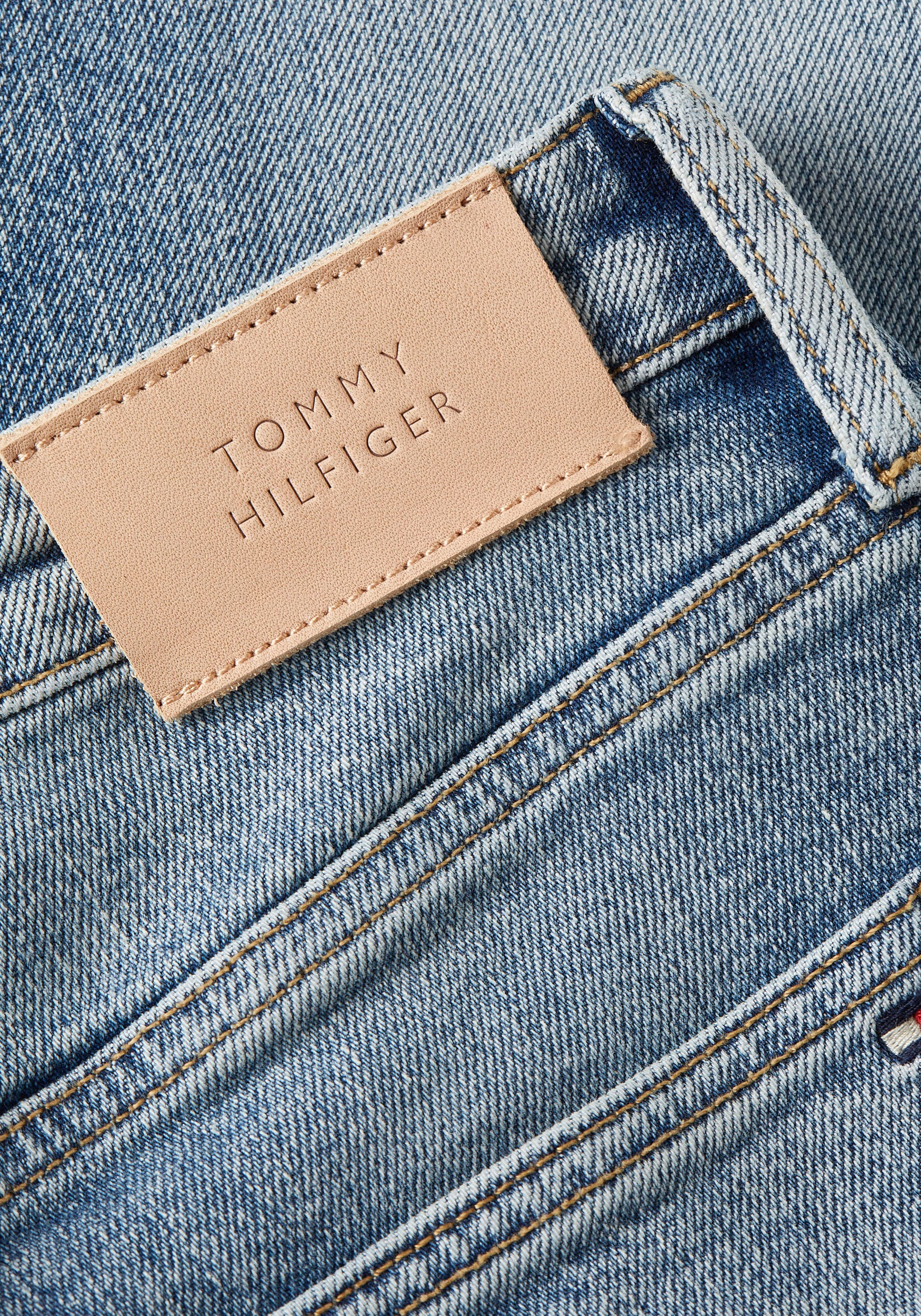 bei ♕ Slim-fit-Jeans, Hilfiger mit Logotpatch Tommy