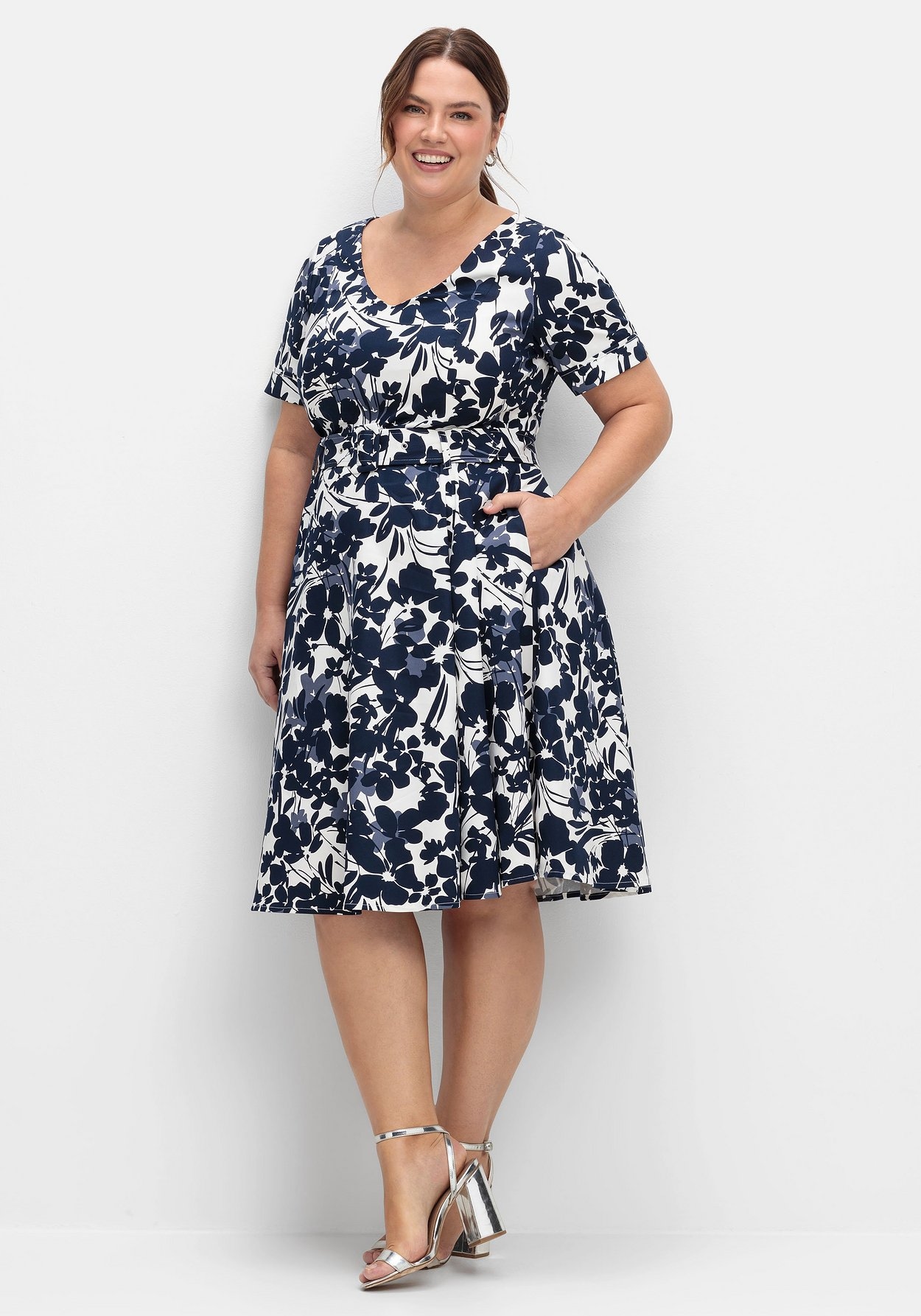 Sheego Abendkleid »Cocktailkleid mit Blumenprint und Stoffgürtel«