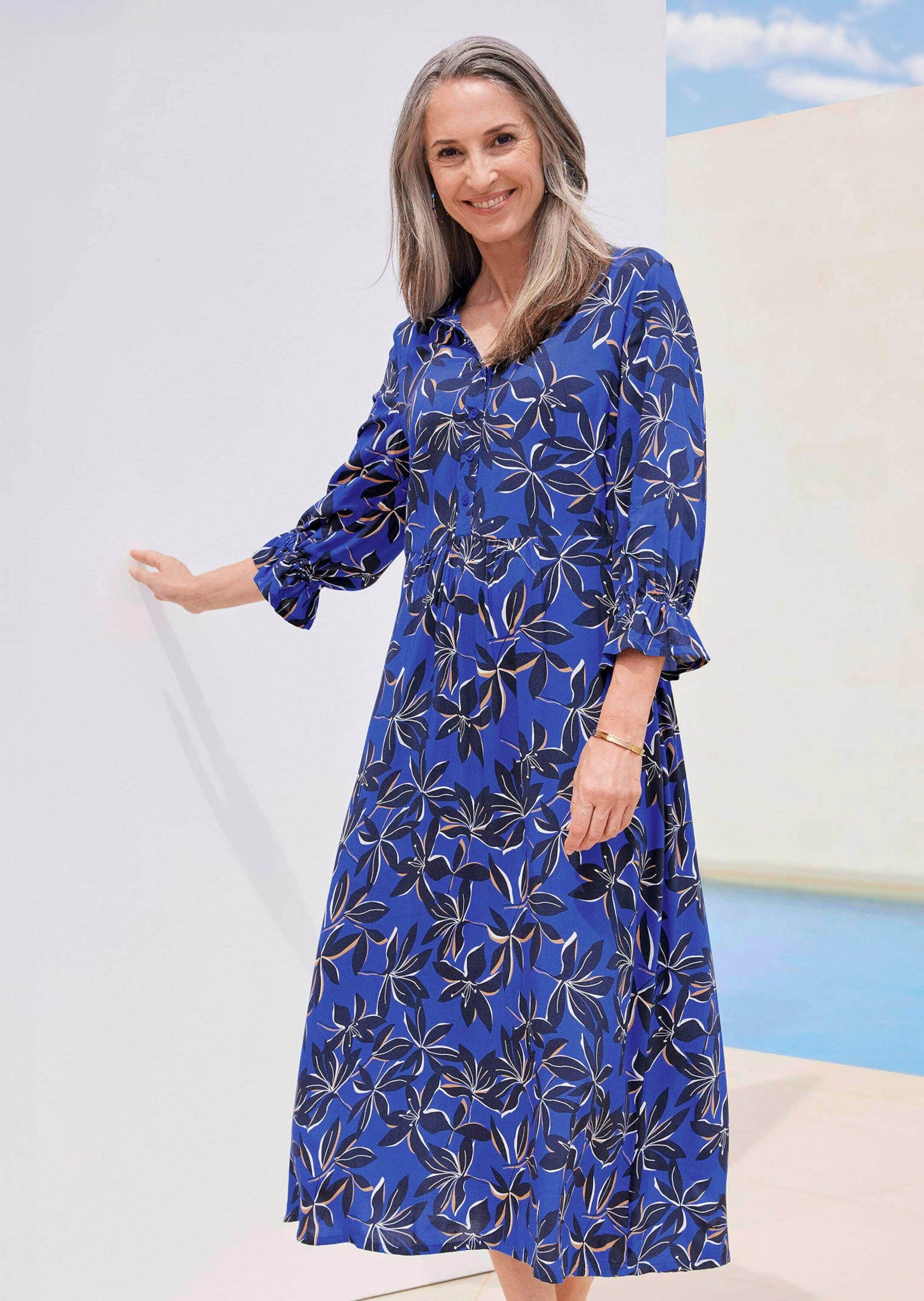 GOLDNER Sommerkleid »Kurzgröße Viskosekleid mit V-Ausschnitt« Blätter-Dessin