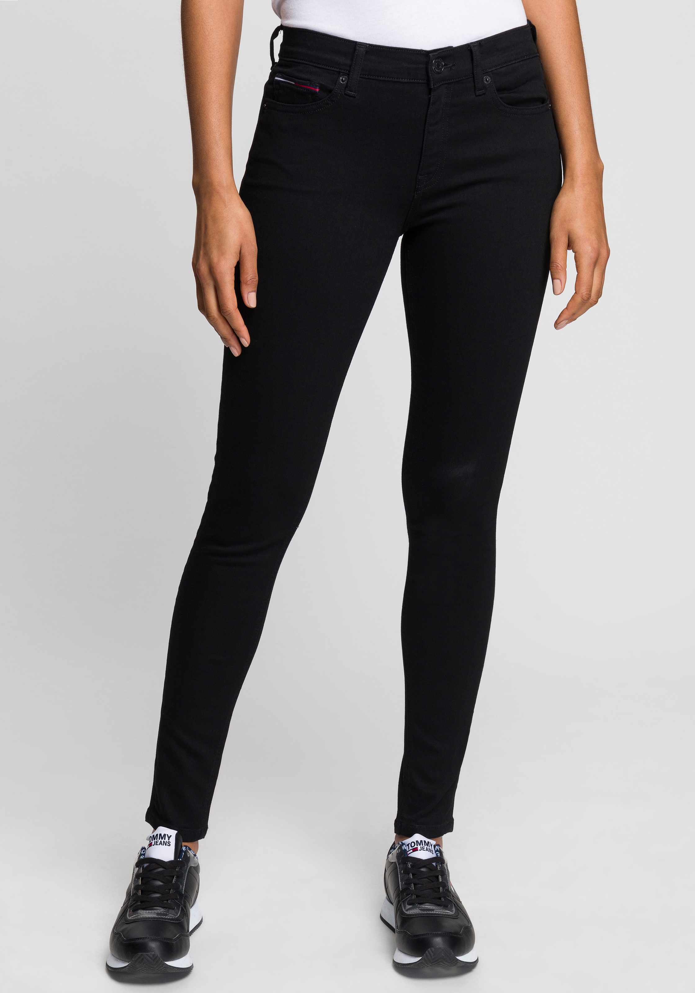 Tommy Jeans Skinny-fit-Jeans »Nora Mid Rise Skinny Fit«, mit Tommy Jeans Logo-Badge & Stickereien