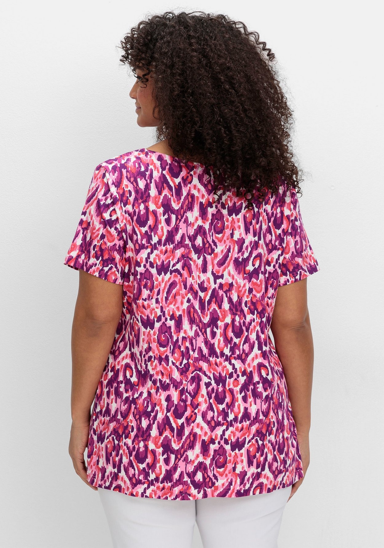 Sheego T-Shirt »Shirt mit Alloverdruck und V-Ausschnitt«