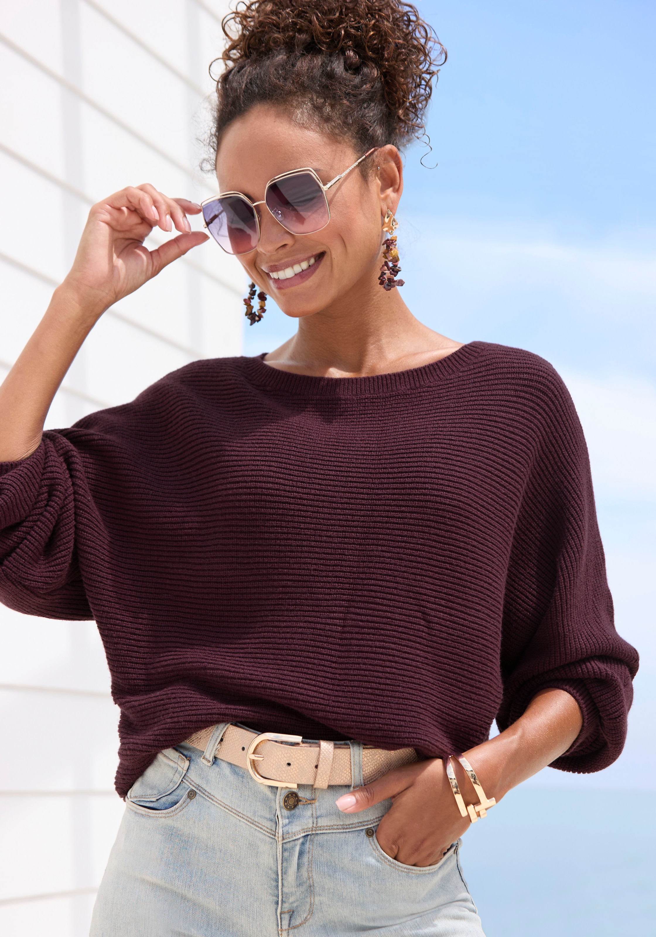 LASCANA Rundhalspullover mit Zierknöpfen hinten, lockerer Strickpullover