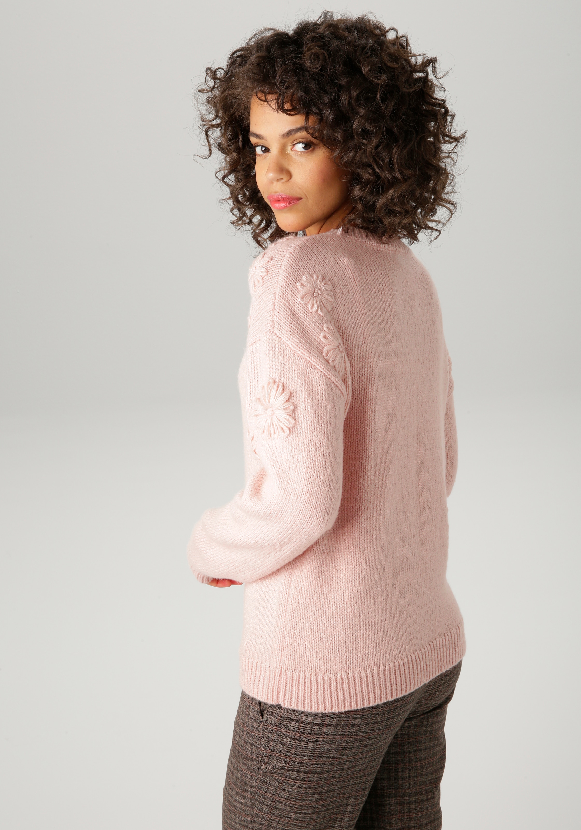 Aniston CASUAL Strickpullover mit aufgestrickten Blüten verziert