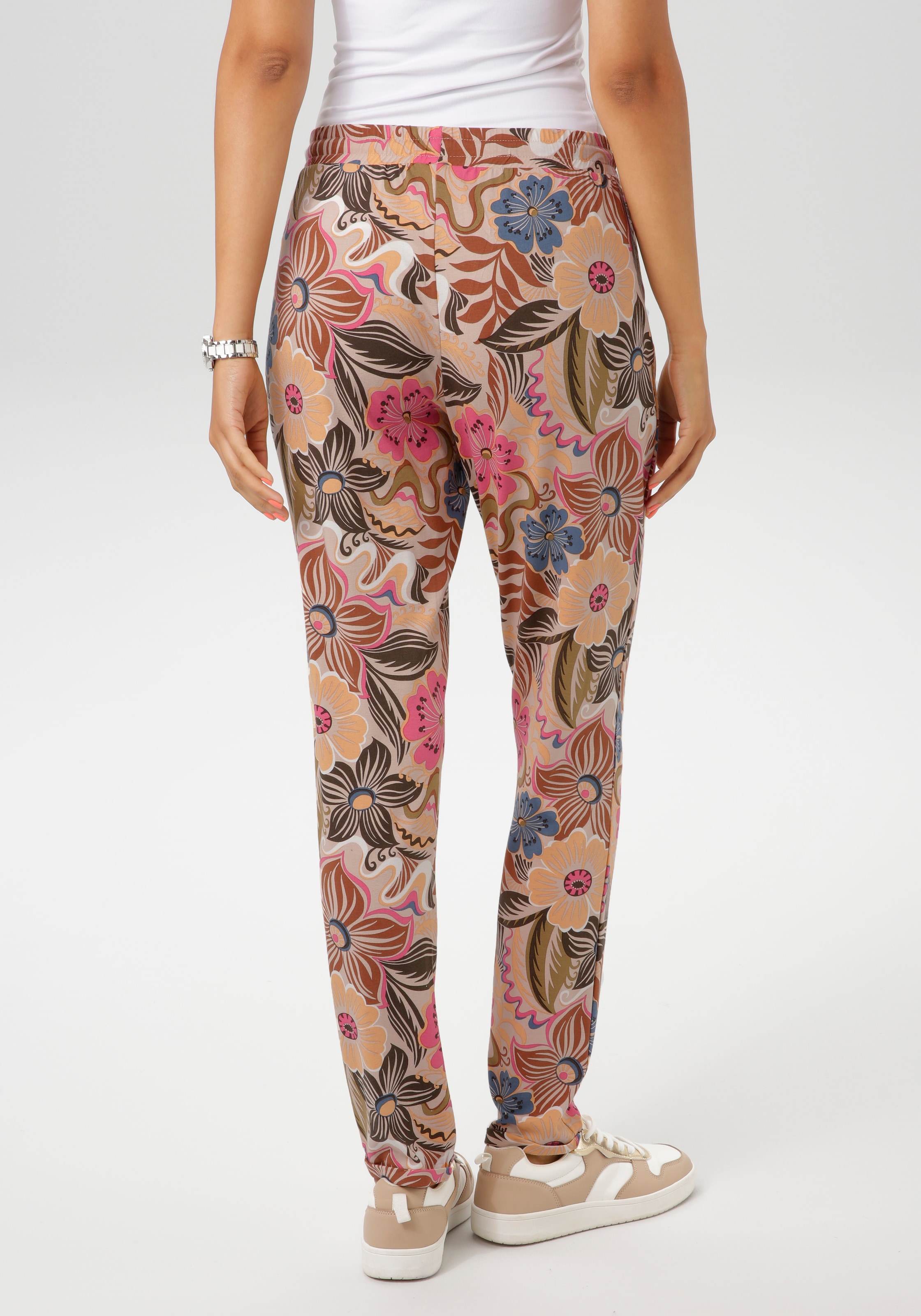 Aniston CASUAL Schlupfhose, mit großflächigen Blüten und Blättern bedruckt