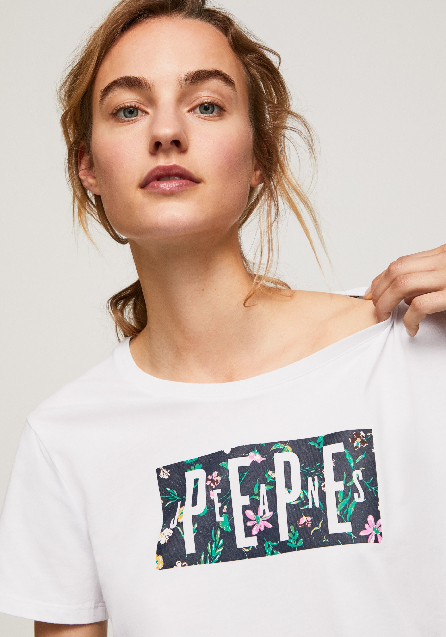 Jeans T-Shirt markentypischem tollem Passform und bei figurbetonter mit in »PATSY«, ♕ Pepe Frontprint