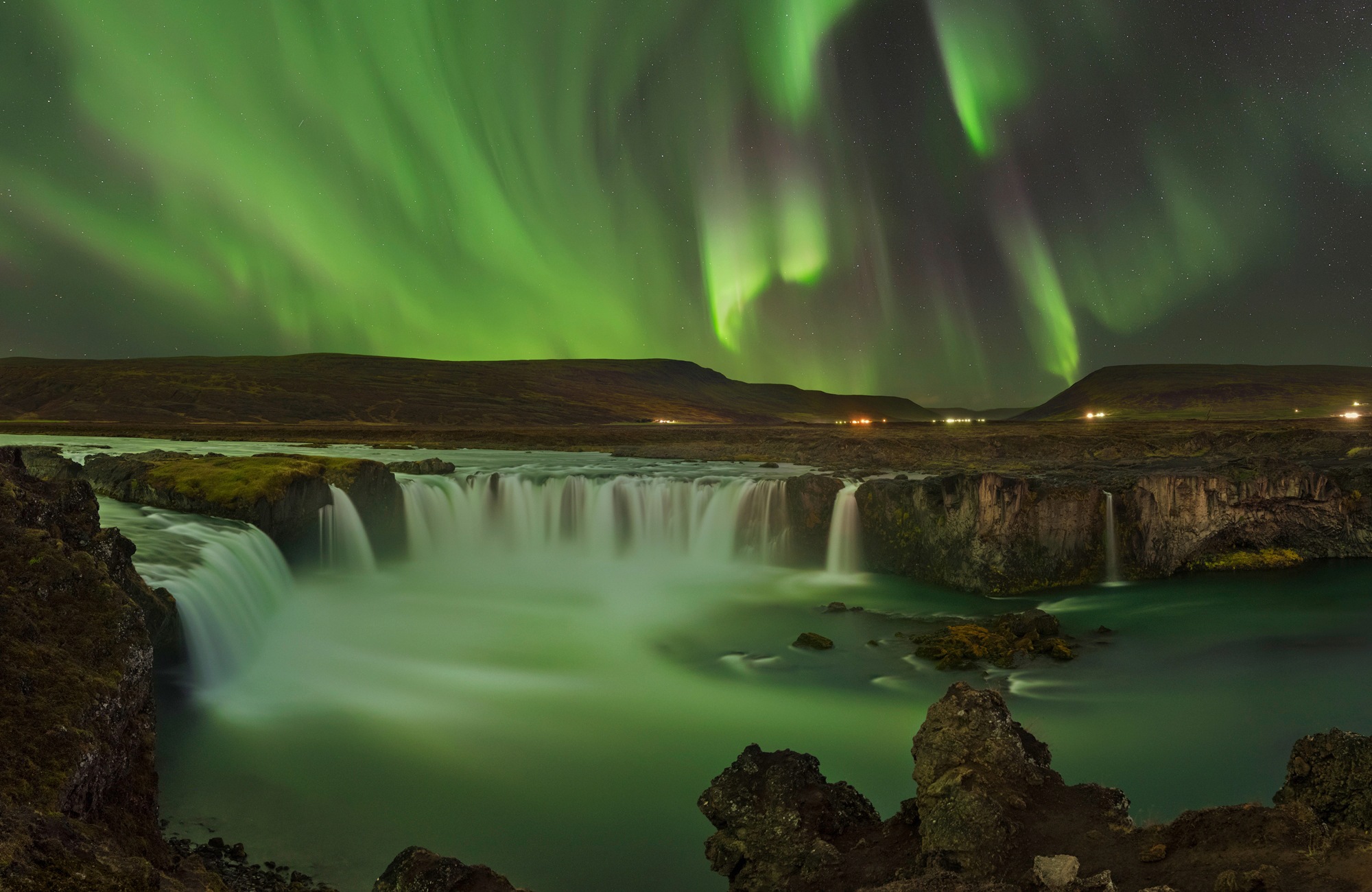 Papermoon Fototapete »Photo-Art JAN SMID MASTER, WASSERFALL DER GÖTTER NORDLICHT«,... kaufen