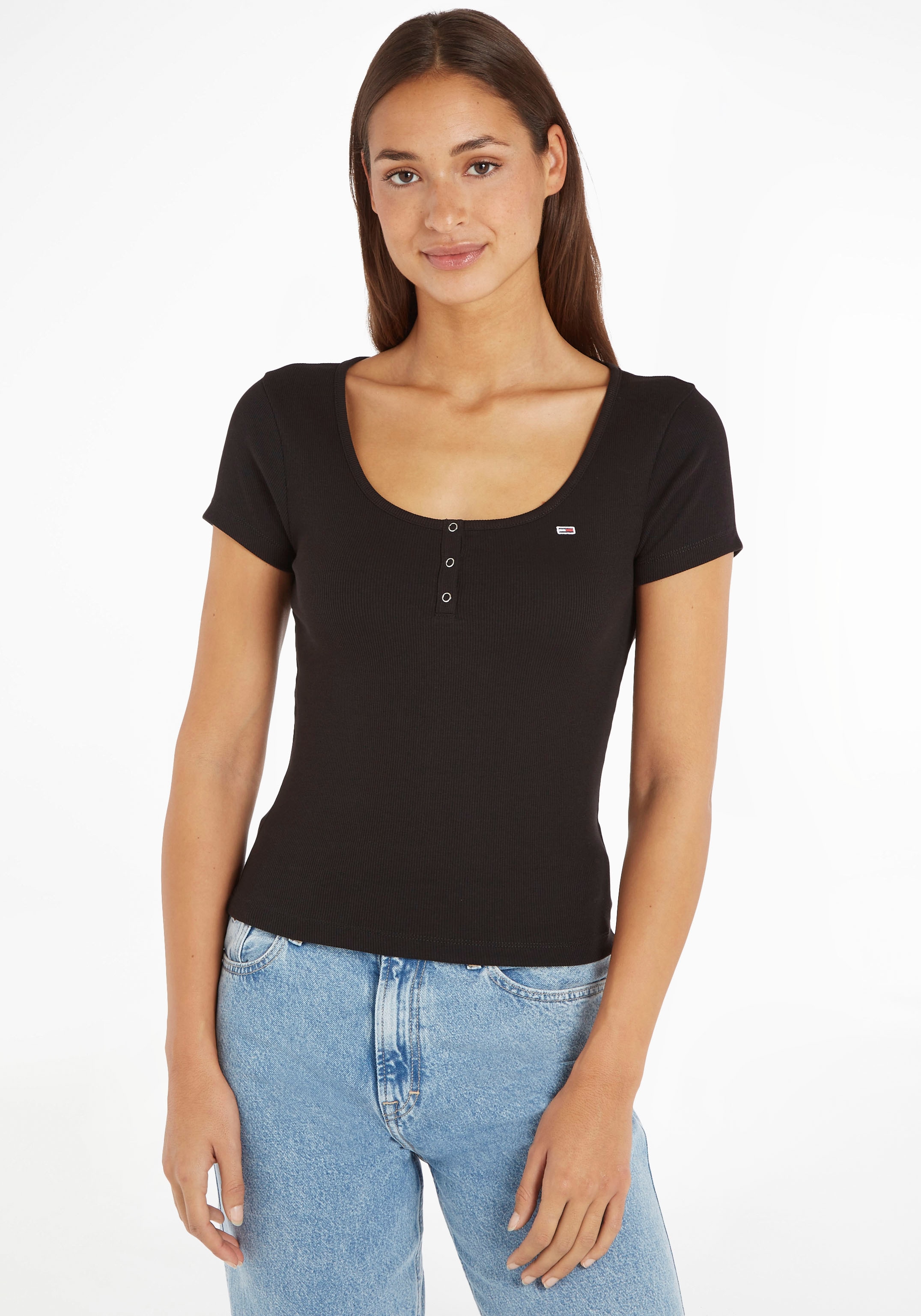 Tommy bei »TJW C-NECK«, Logostickerei Tommy Jeans BUTTON mit BBY Jeans T-Shirt RIB ♕