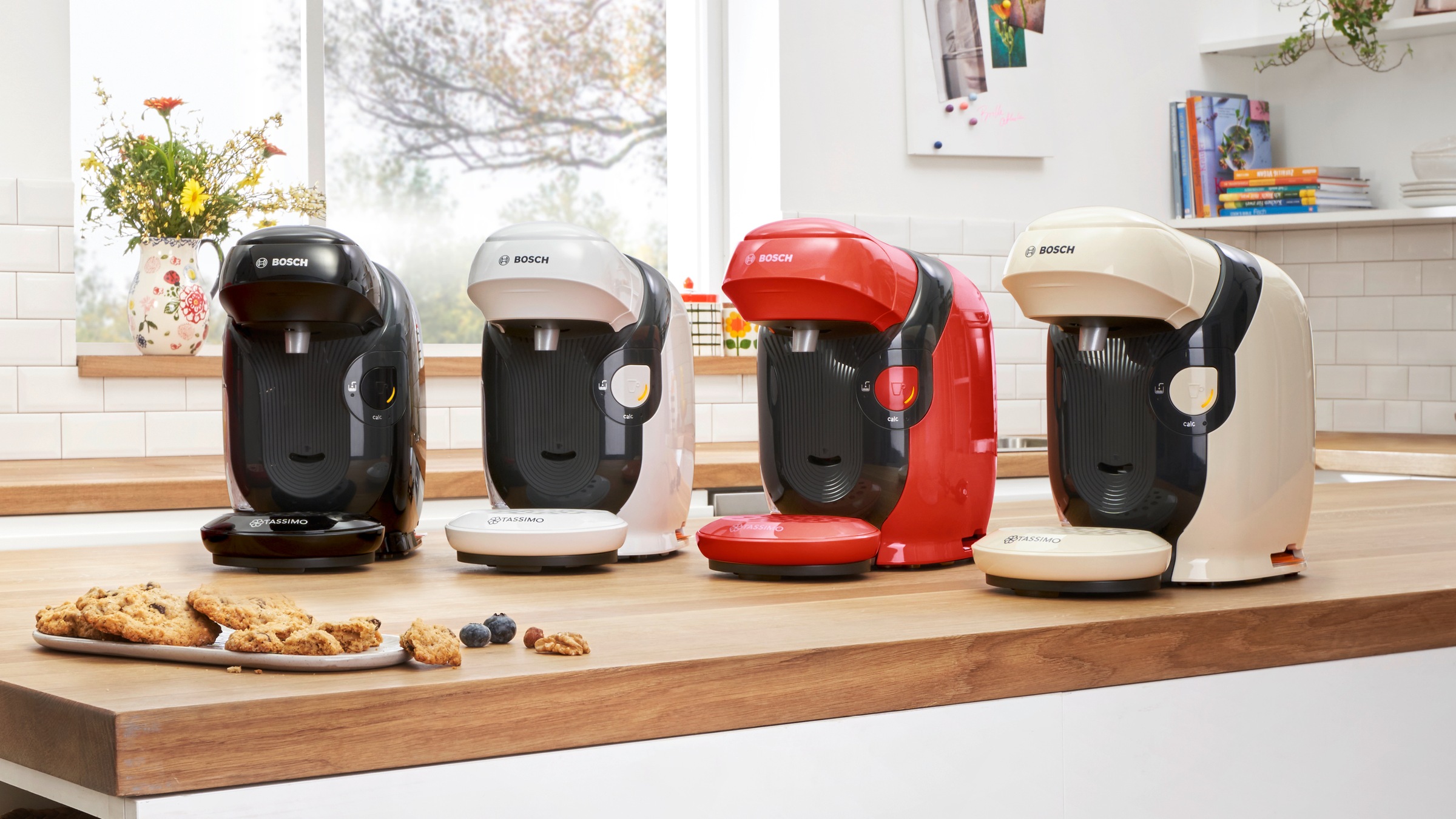 TASSIMO Kapselmaschine »style friendly TAS113E, über 70 Getränke, platzsparend«, nachhaltig, geeignet für alle Tassen, Wassertank 0,7 L, rot/schwarz