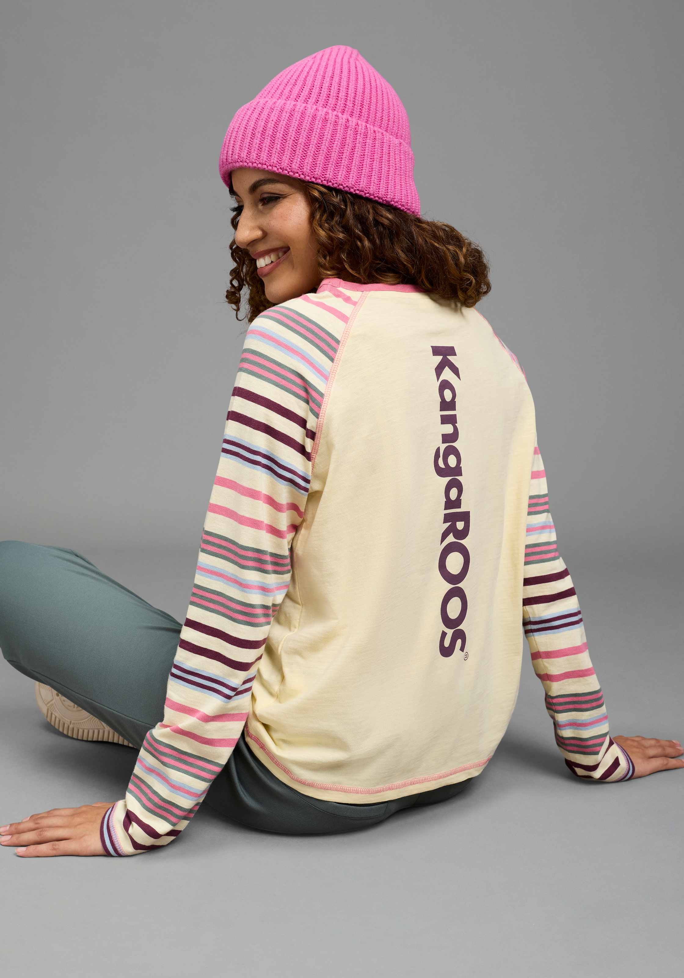 KangaROOS Langarmshirt bequeme Passform, hüftlange Form, aus Jersey, mit Raglanärmeln