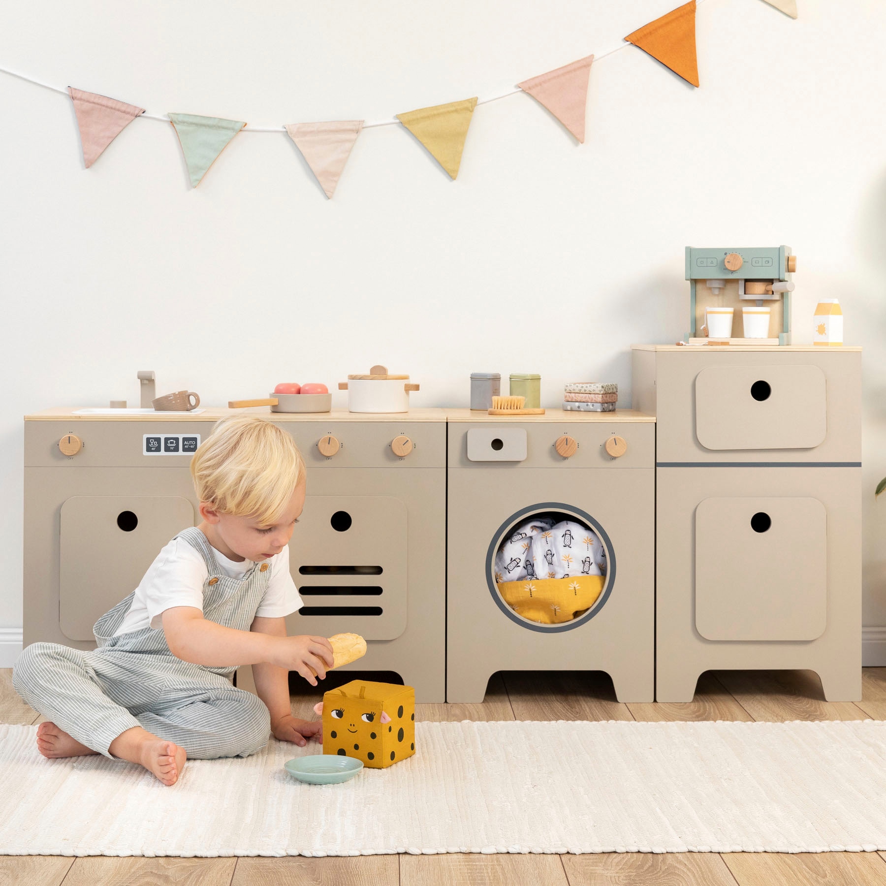 MUSTERKIND® Kinder-Kühlschrank »Mix & Match, warmgrau/natur«, FSC®-Holz aus gewissenhaft bewirtschafteten Wäldern