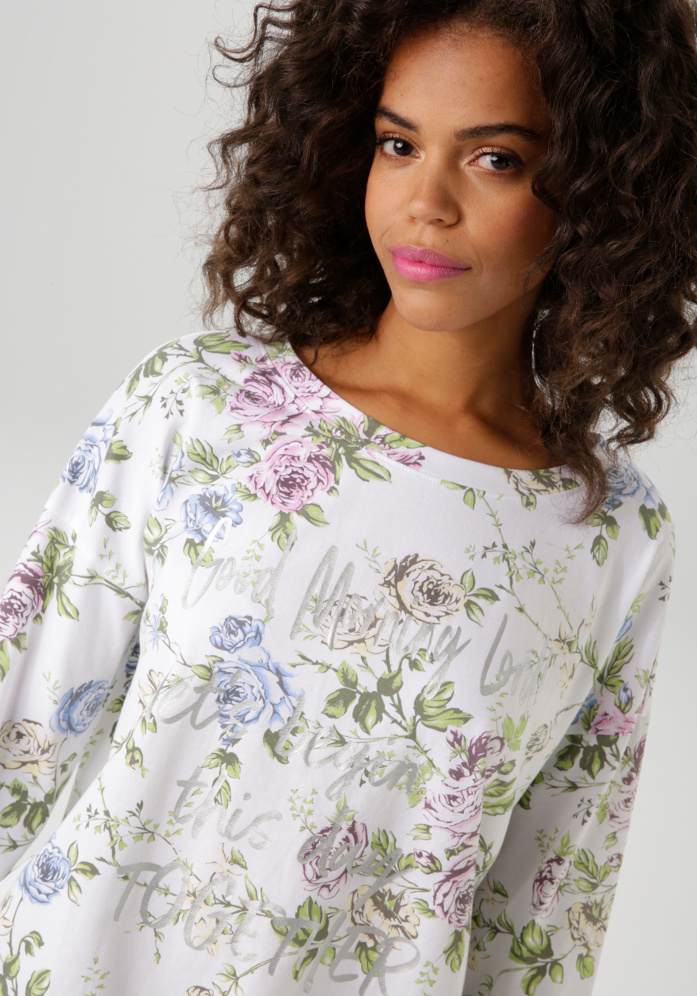 Aniston CASUAL Langarmshirt, mit silberfarbenen Schriftzug verzierter Rosendruck