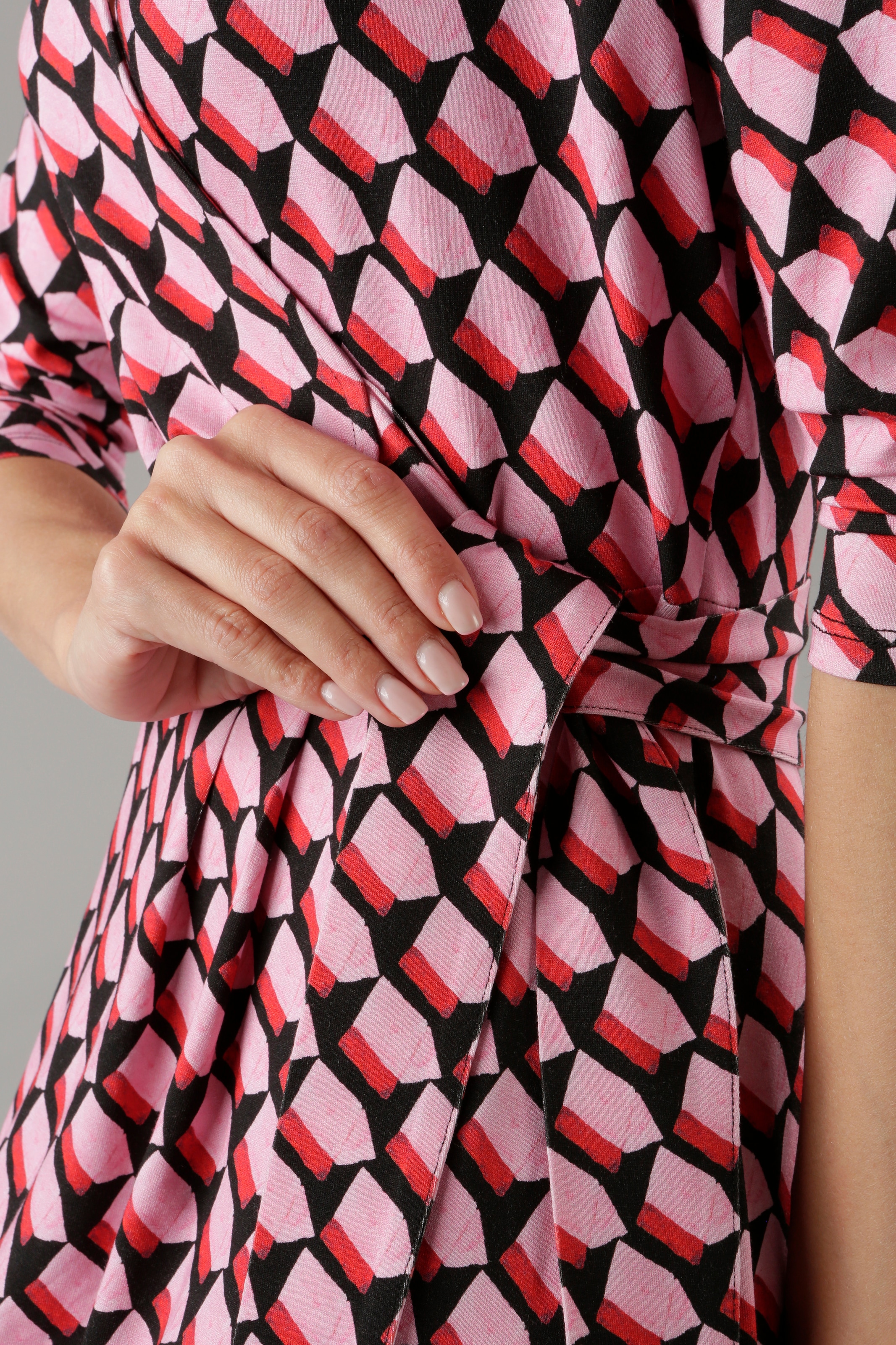 Aniston SELECTED Jerseykleid, mit Allover-Muster und Ausschnitt in  Wickeloptik bei ♕