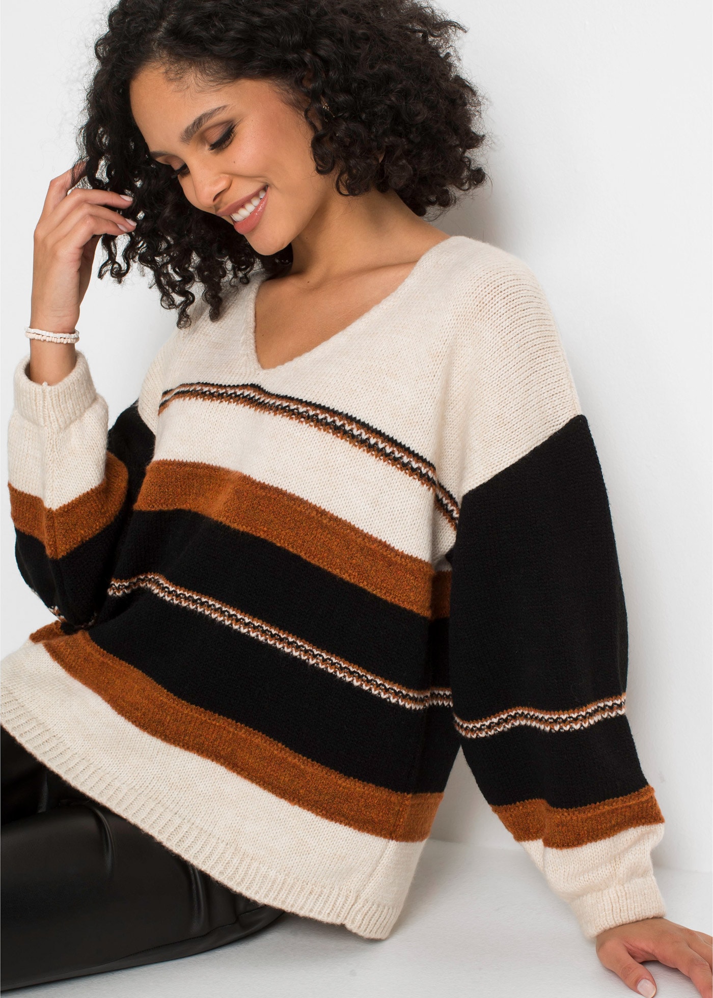 bonprix V-Ausschnitt-Pullover aus weichem Materialmix, mit V-Ausschnitt, lässig geschnitten