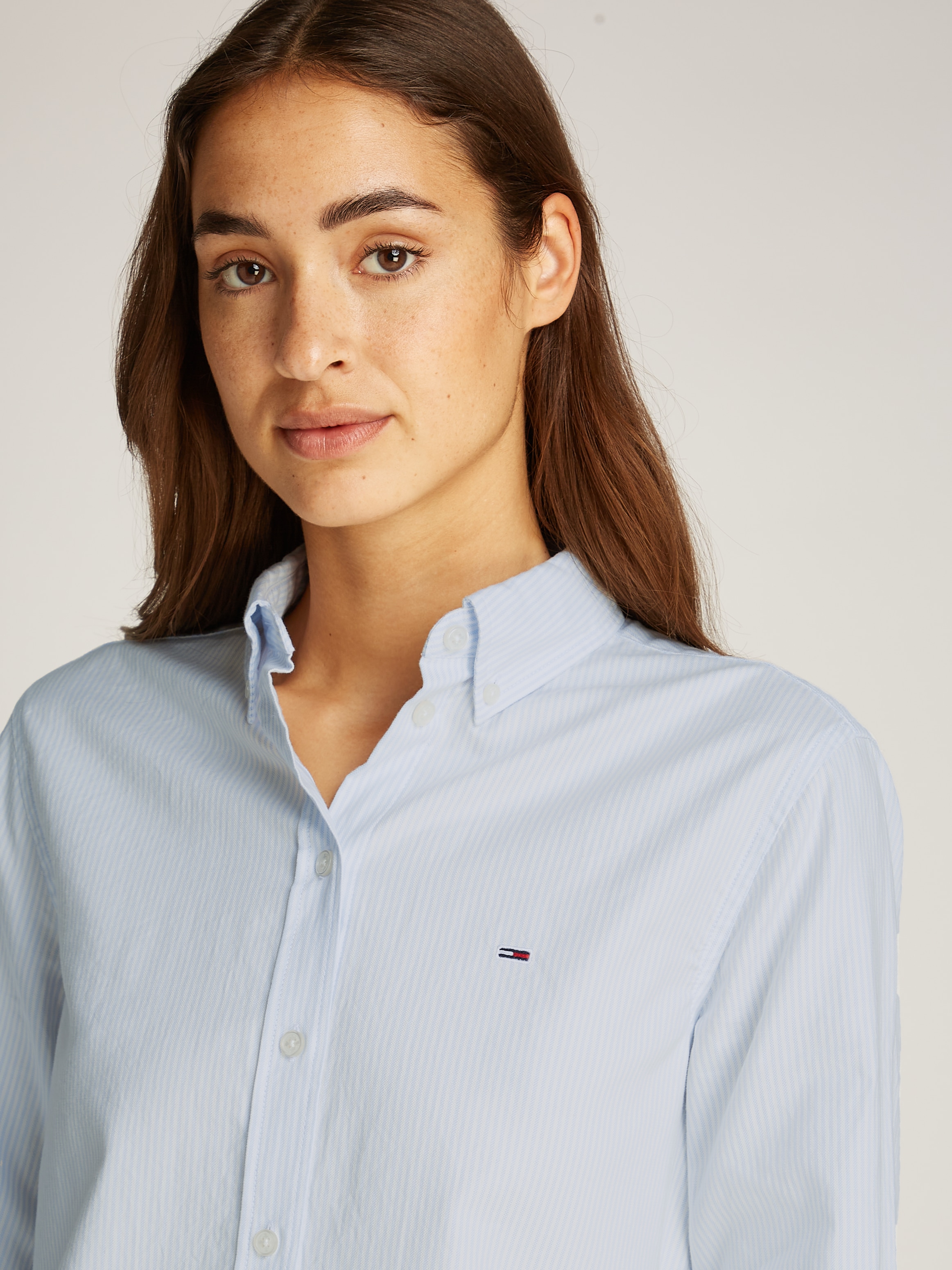 Tommy Jeans Hemdbluse »TJW REG OXFORD SHIRT«, mit Logostickerei