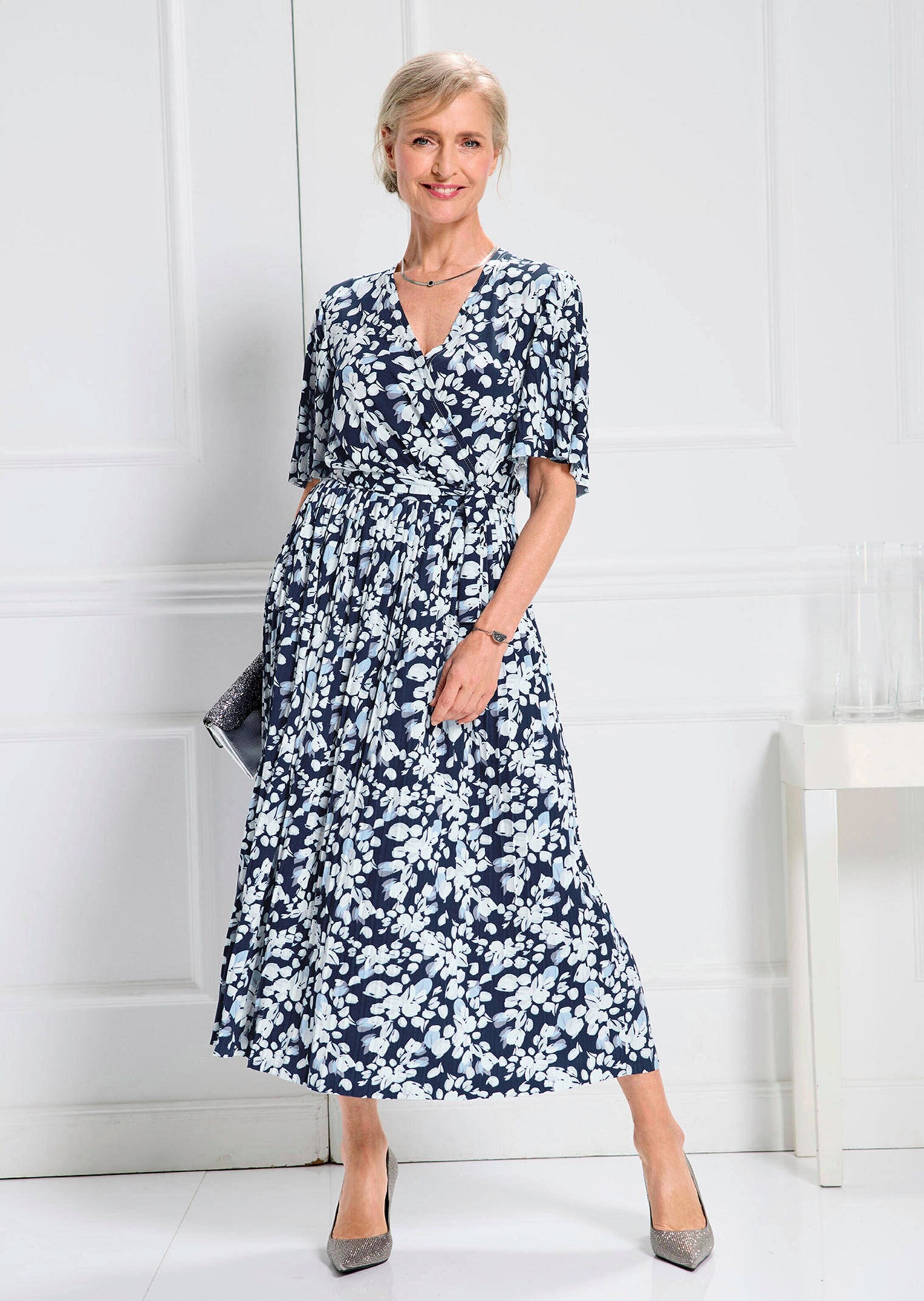 GOLDNER Sommerkleid »Kurzgröße Elegantes Plisseekleid in Wickeloptik«