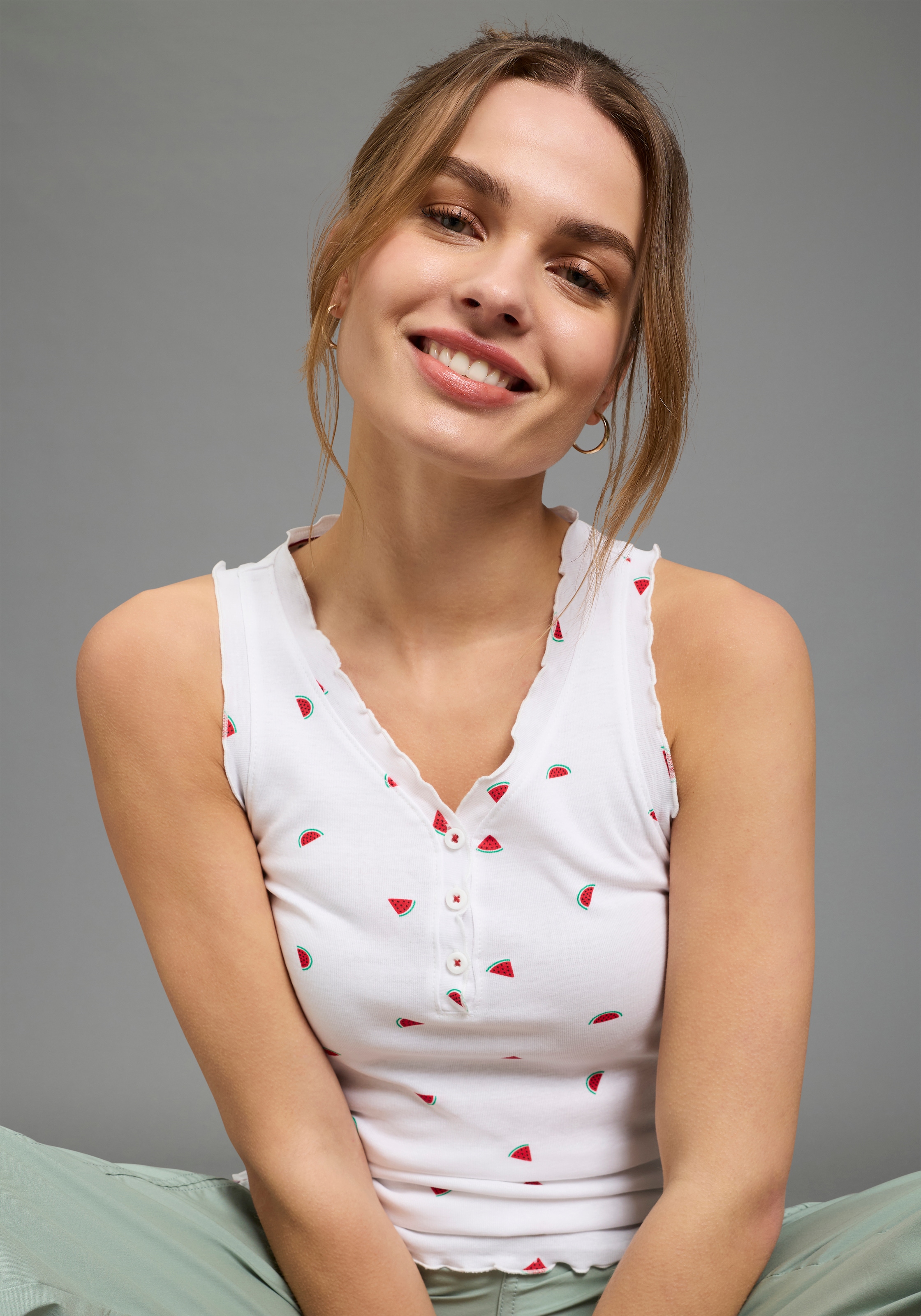 KangaROOS Shirttop hüftlang, mit V-Ausschnitt und Knopfleiste, ärmellos, figurbetont