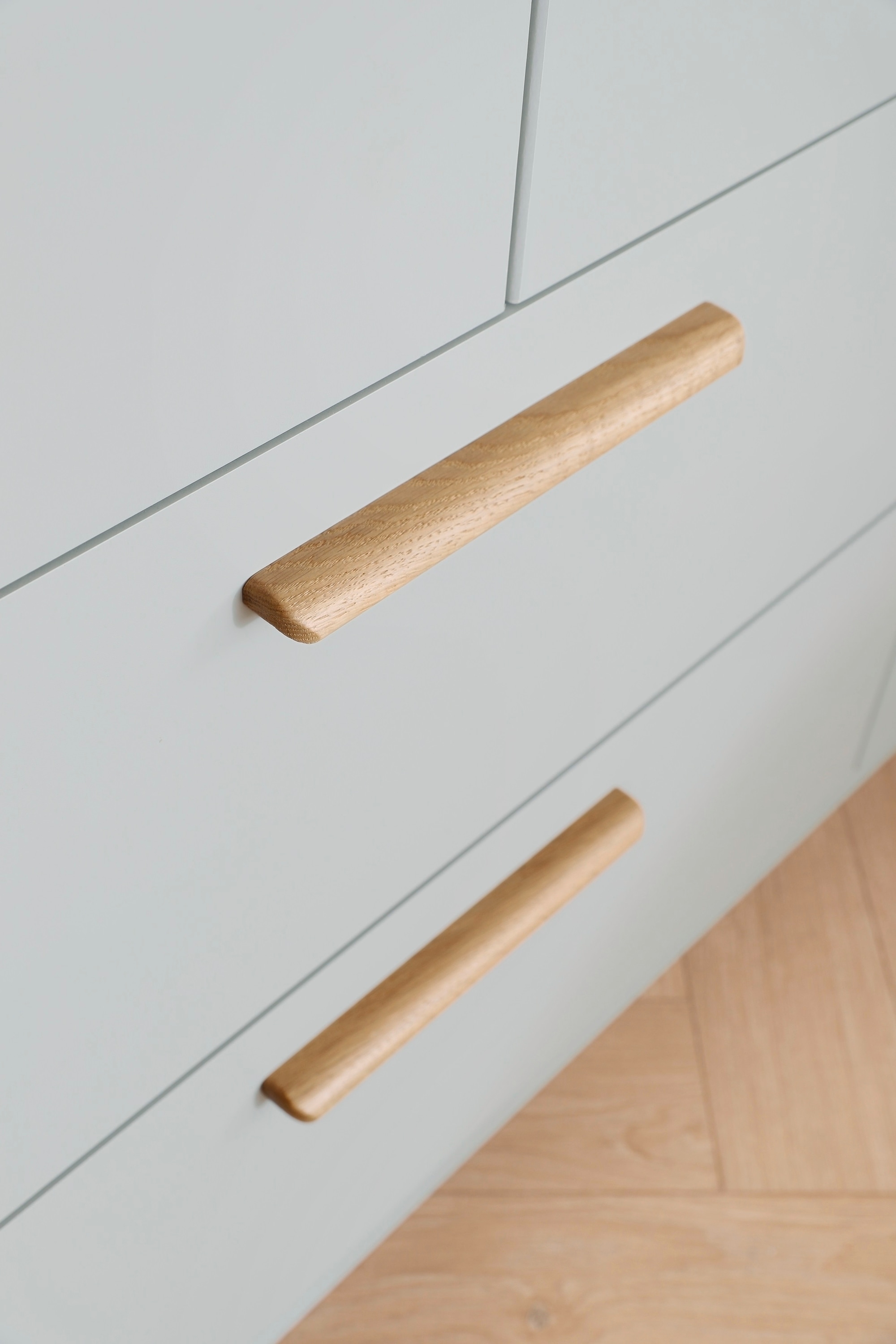 rauch Kleiderschrank »Skandi by Quadra Spin Schlafzimmerschrank«, im Landhaus-Stil mit Massivholzgriffen aus Wildeiche, mit Schubladen