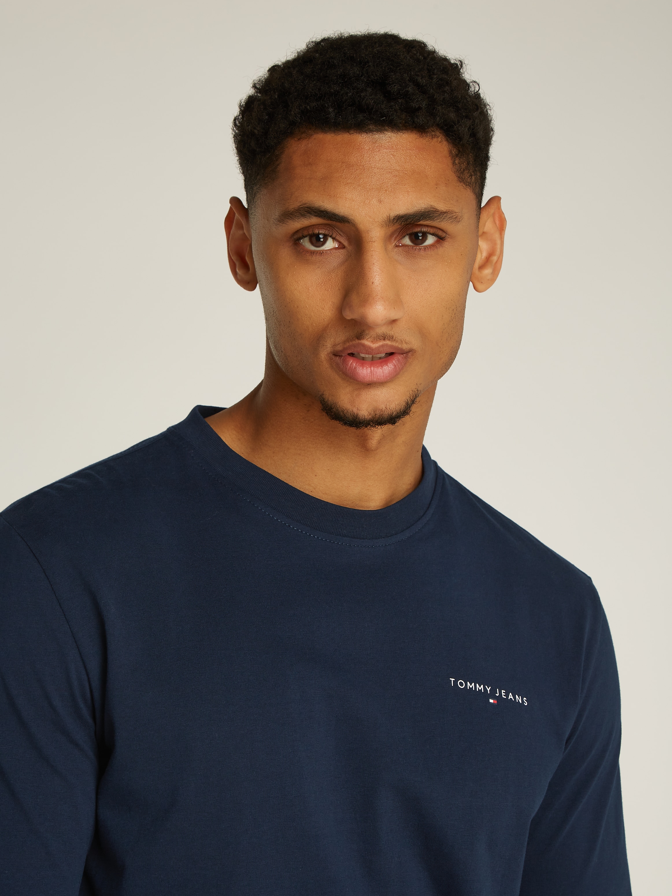Tommy Jeans Langarmshirt »TJM SLIM LINEAR CHEST LS TEE EXT«, in Unifarbe