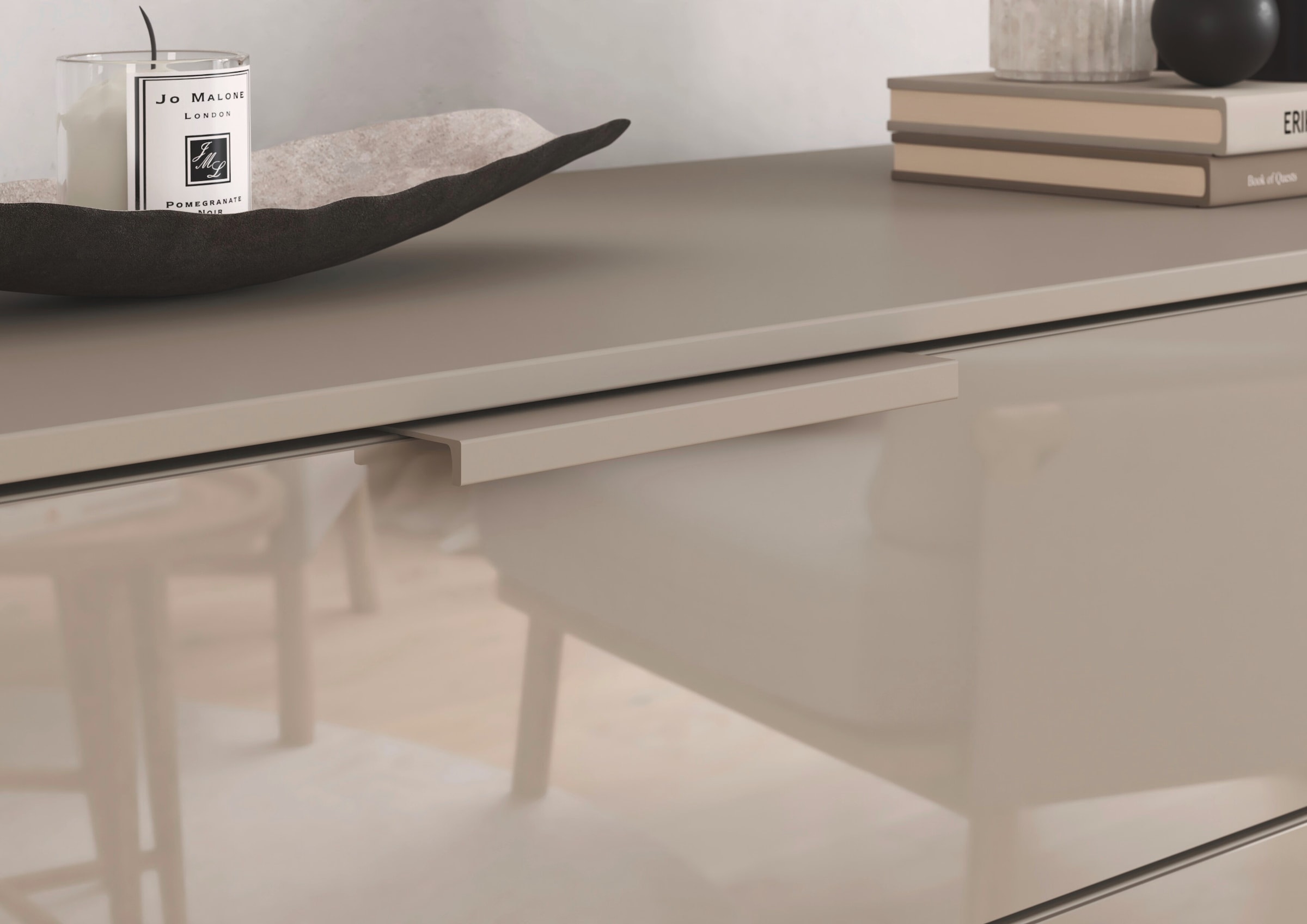 rauch Nachtkommode »Nachttisch Nachtkonsole MONTCLAR Frontauswahl Dekor/Hochglanz/Glas« Breite 40 cm / Höhe 61 cm, inkl. Soft-Close-Funktion,  mit 3 geräumigen Schubladen, viele Griffvarianten MADE IN GERMANY