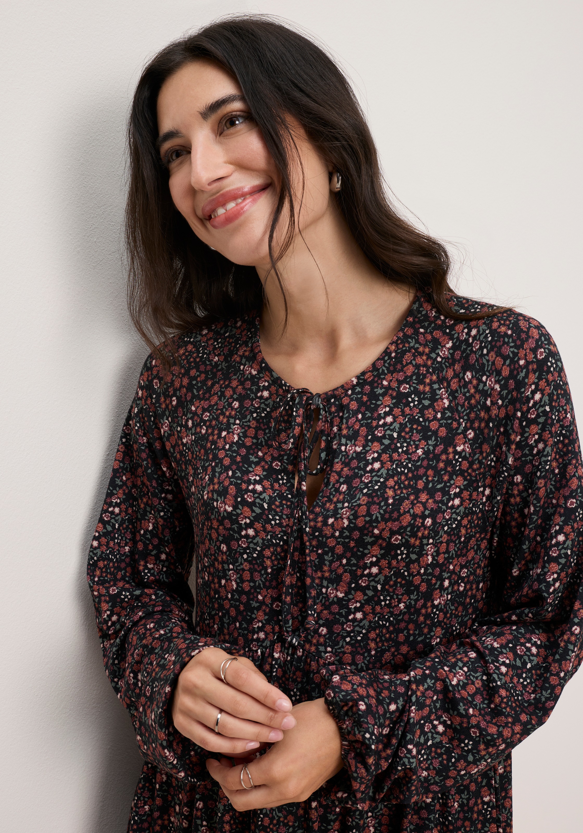 Tamaris Jerseykleid »mit figurbetonter Passform, Mini-Länge, geblümte Optik« mit modernen Schleifen-Details