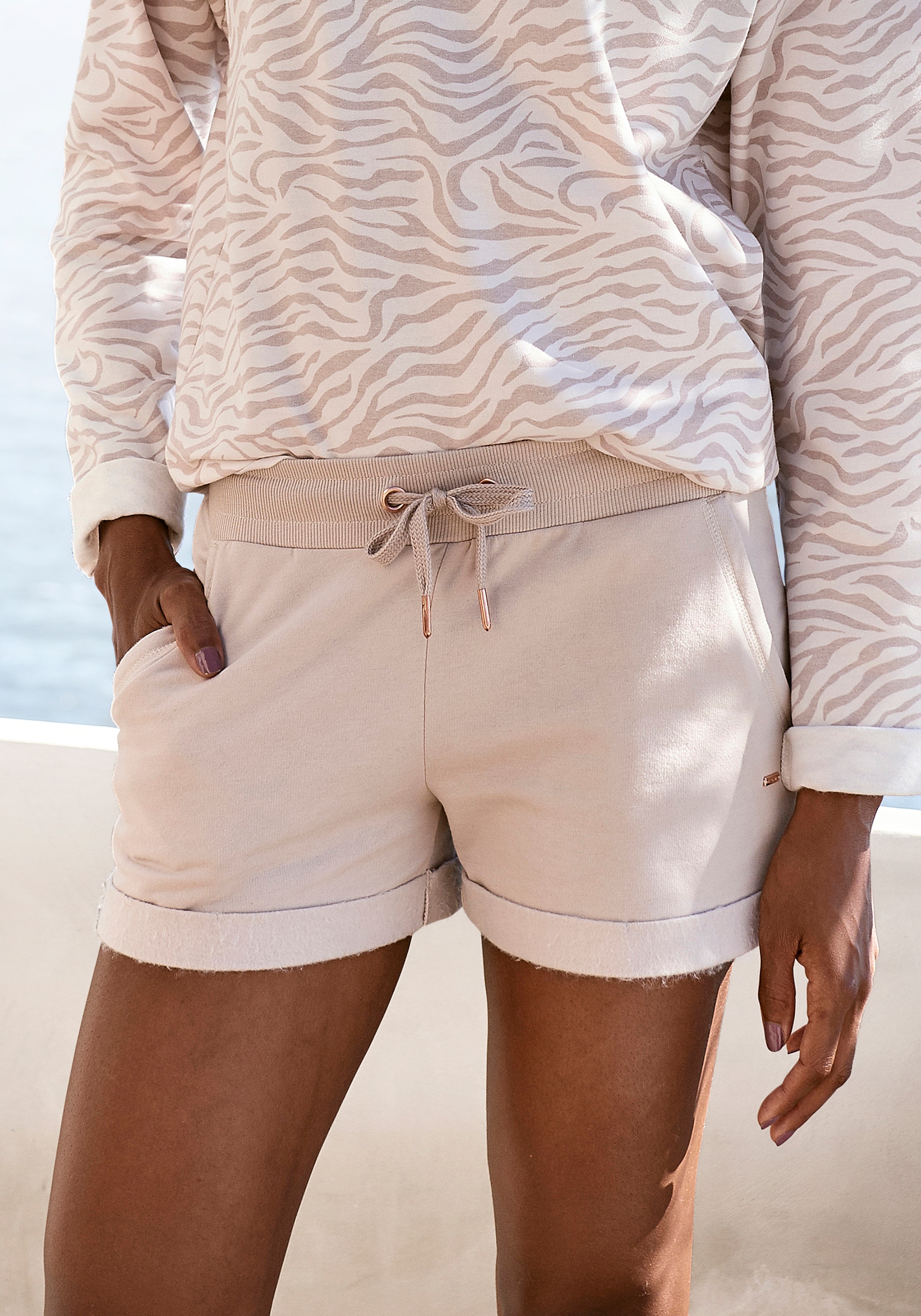 LASCANA Shorts, mit Rippbündchen und Umschlagsaum