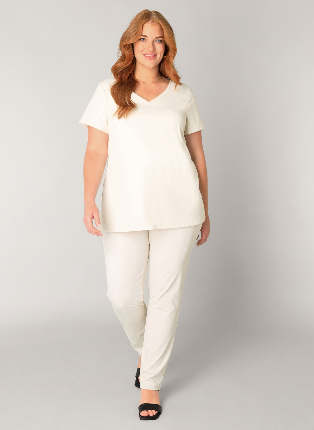 Base Level Curvy V-Shirt »Lilly« mit Stretch