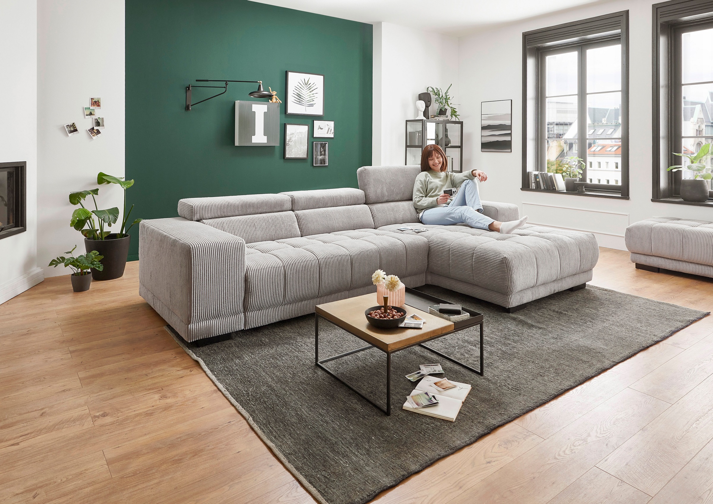 Die PlanBar Ecksofa »MP-IN15053 L-Form schmaler Schenkel« mit Kopfteilverstellung, wahlweise mit manueller Vorziehbank