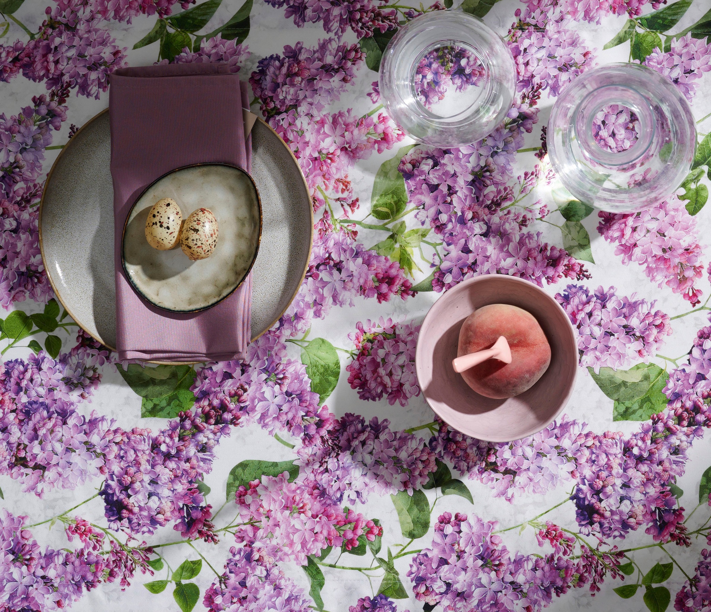 APELT Mitteldecke »6820 SPRINGTIME, Frühjahrsdeko, Frühling« mit Blütenmotiv, Digitaldruck, Flieder All-Over