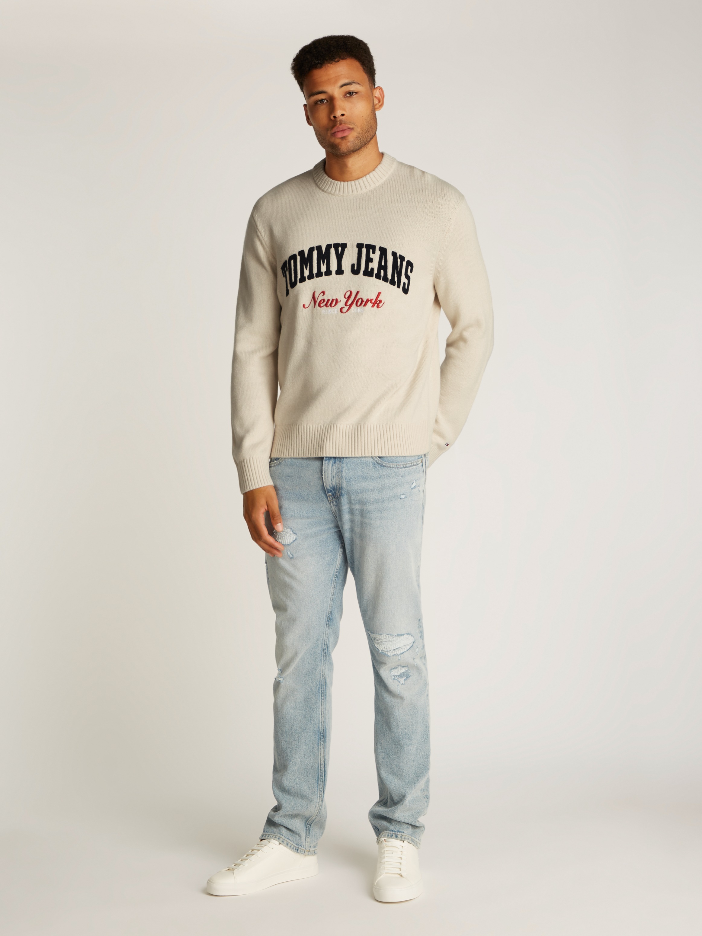 Tommy Jeans Rundhalspullover »TJM REG VARSITY CREW SWEATER EXT«, mit großem Logo