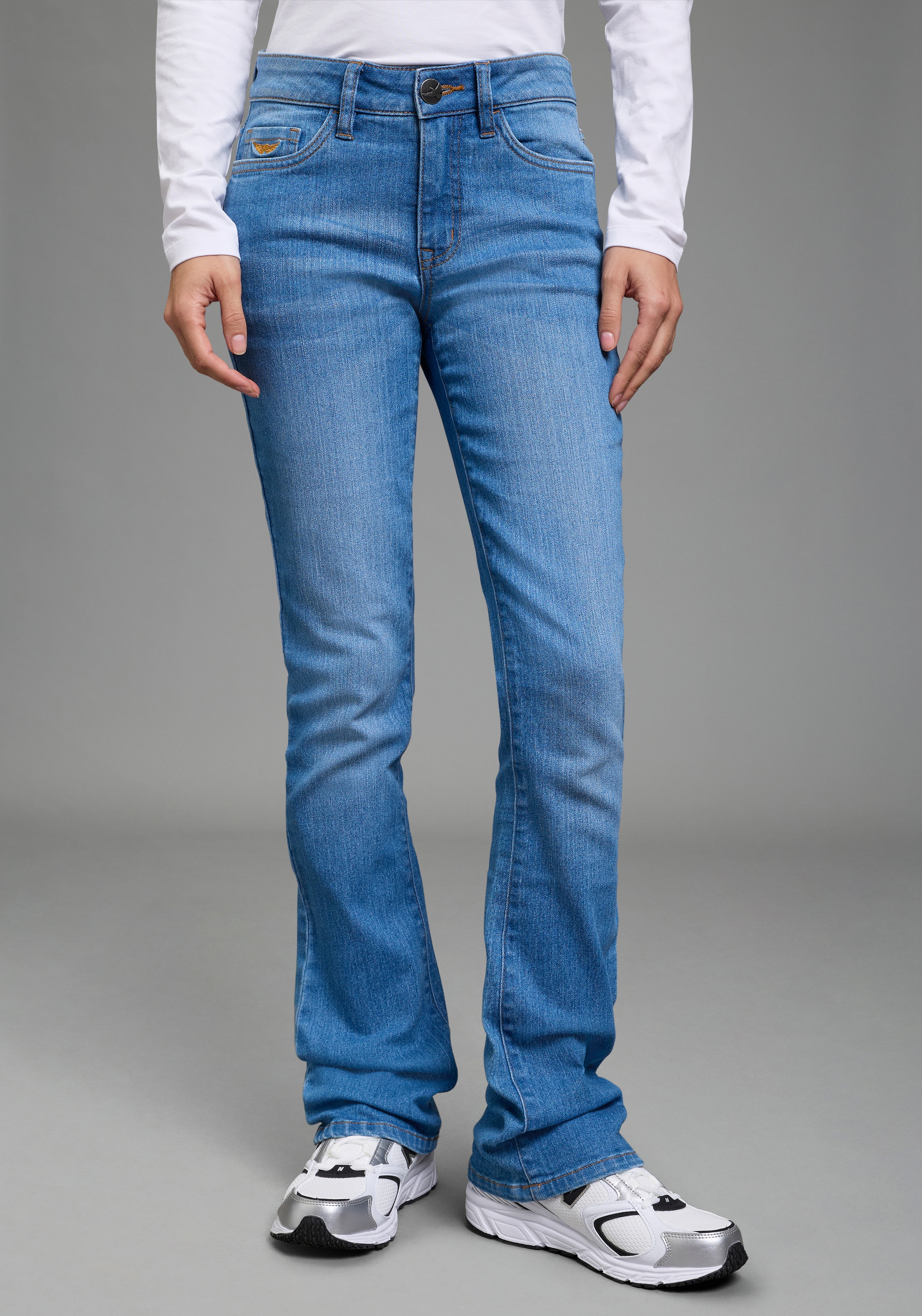 Arizona Bootcut-Jeans »Baby-Boot« Bootcut-Stil, figurbetonte Passform, mit Used-Effekten